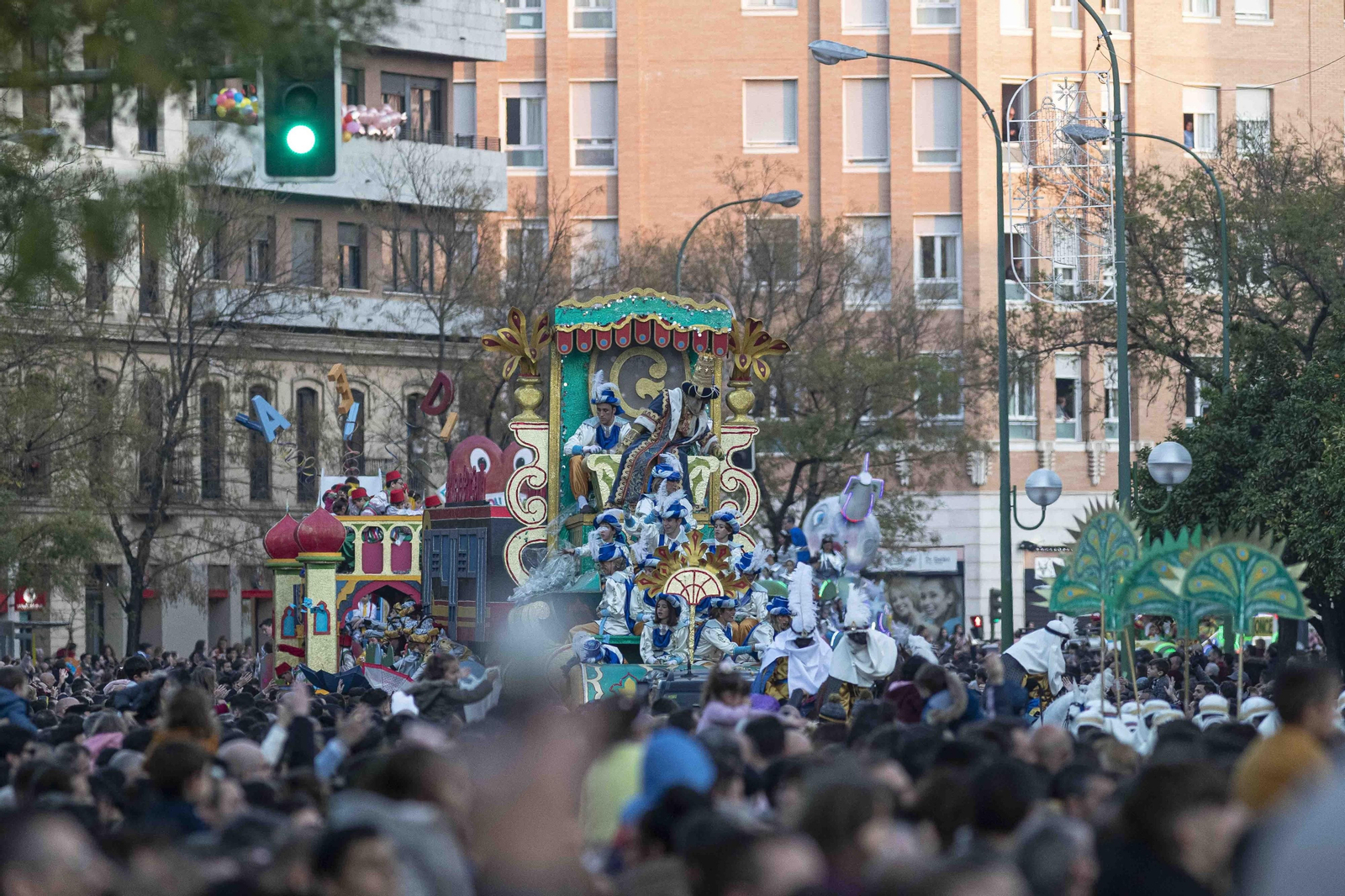 El cortejo de la Cabalgata de Reyes Magos del año 2020 a su paso por la Ronda Histórica.
