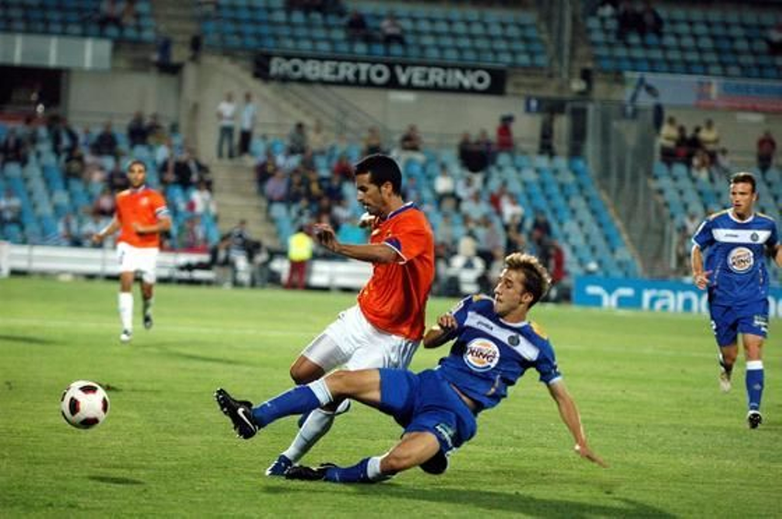 Fernando disputa un balón. / LOF