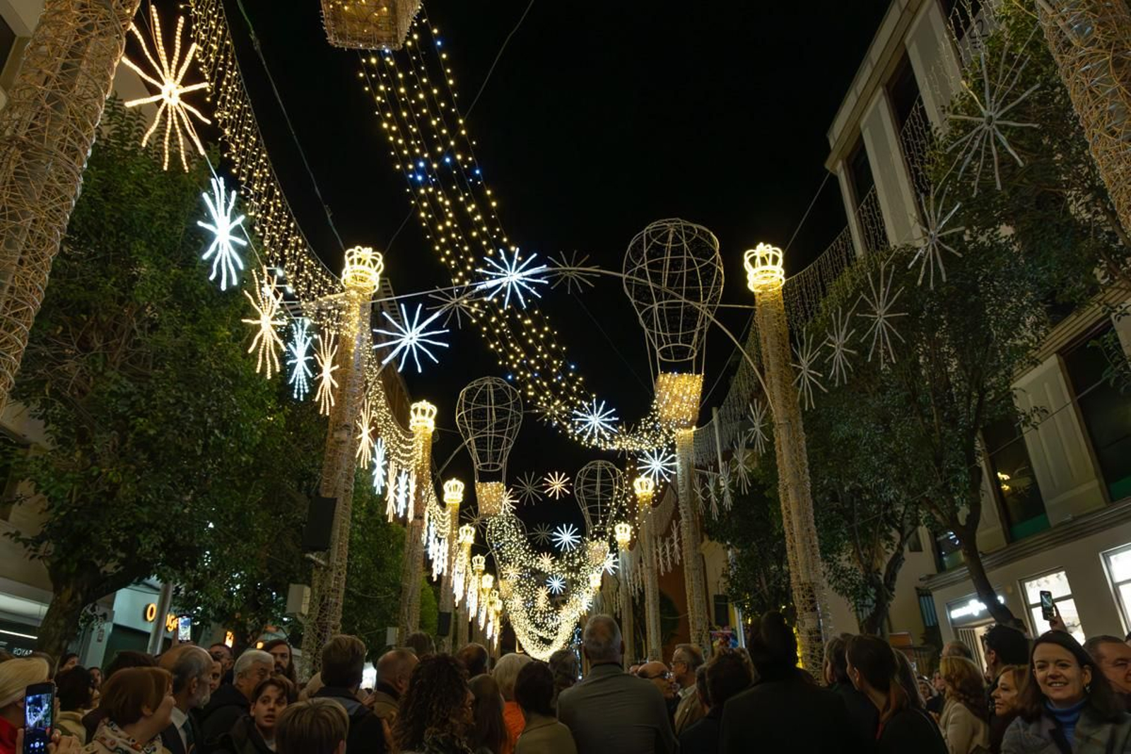Jaén enciende su Navidad con sus habitantes echados a la calle