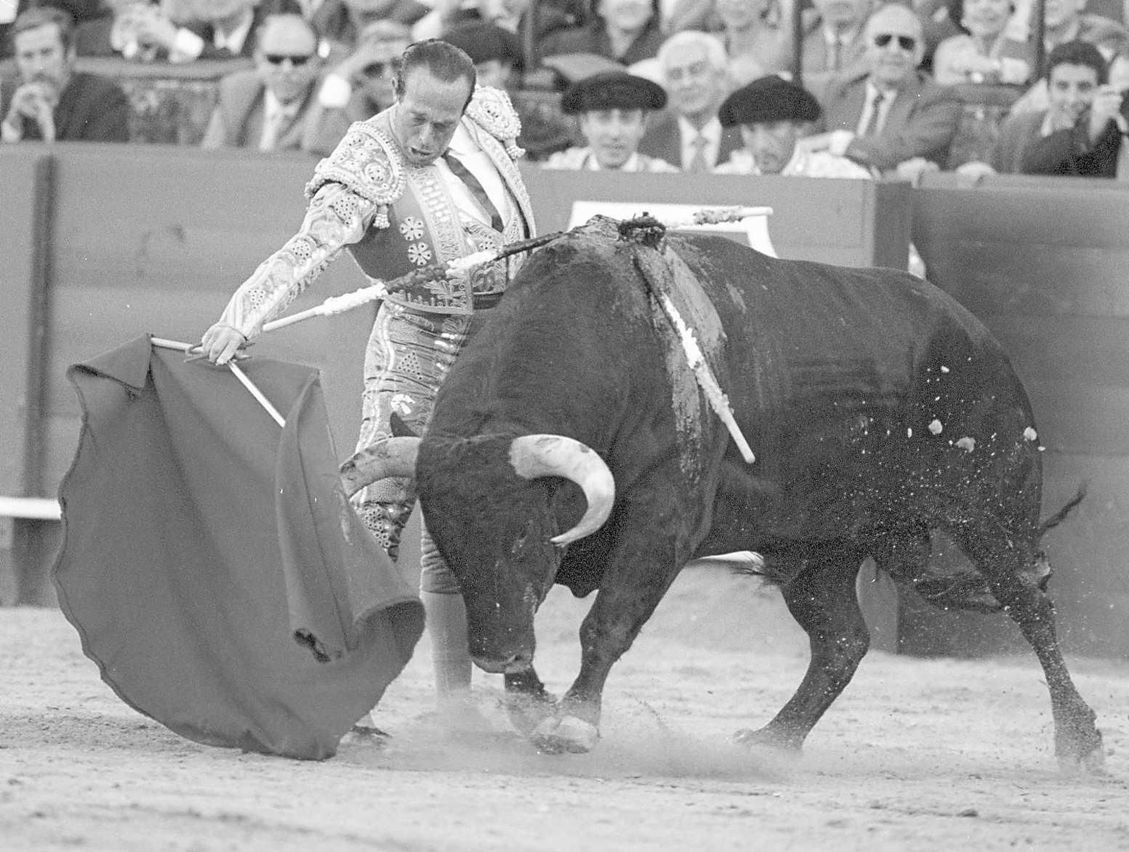 Curro Romero toreando en la plaza de toros de la Maestranza.