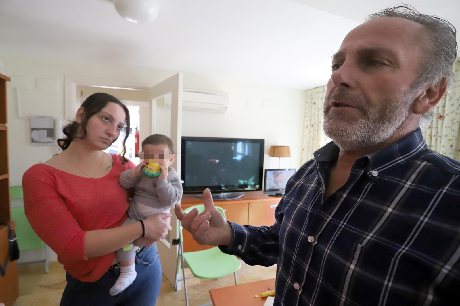 Imágenes de los supervivientes del incendio de la Hispanidad en su nuevo hogar