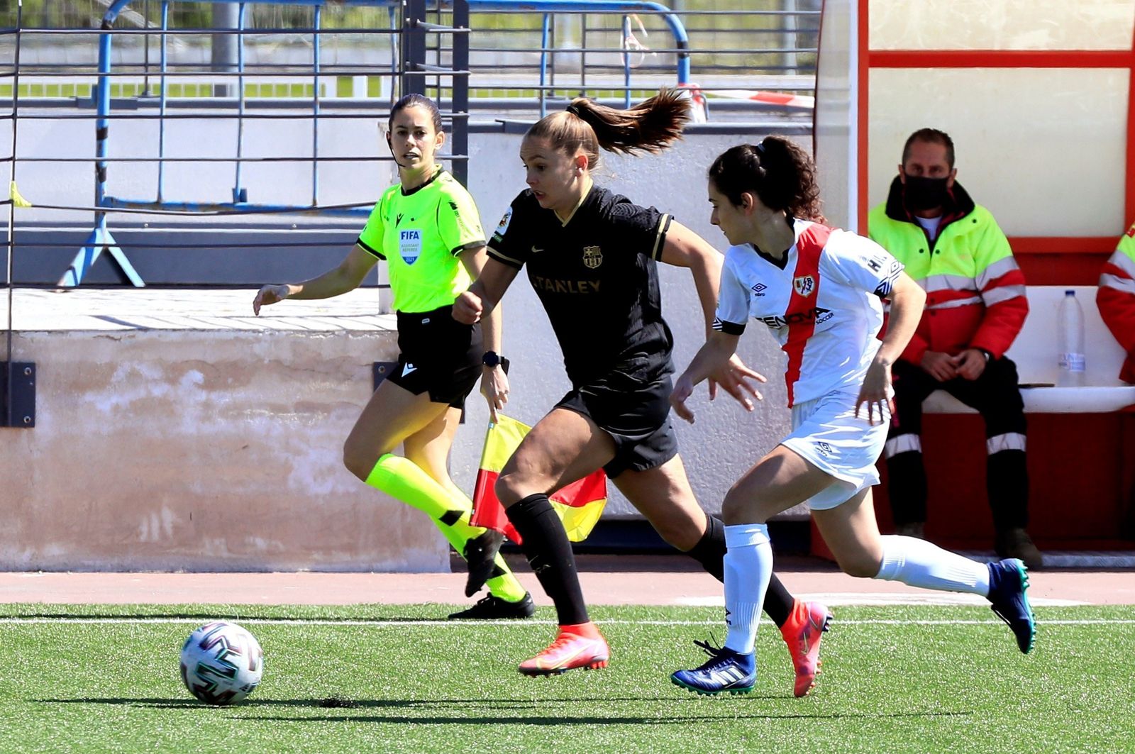 Partido de fútbol femenino. La mujer pasó de espectadora a protagonista.