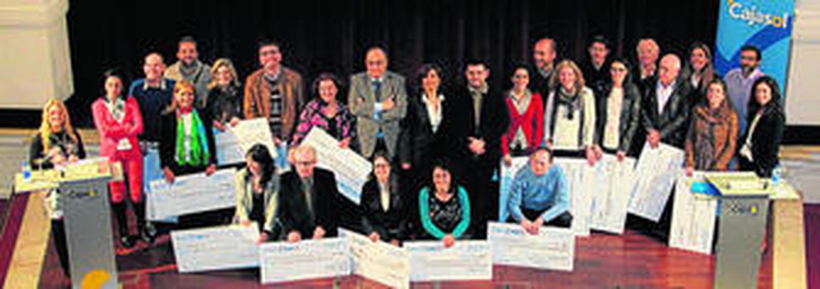 Guillermo Sierra, presidente de la Comisión de Control de Cajasol; Valentín Vilanova, delegado de Intermón Oxfam en Andalucía, Extremadura y Canarias; y Mercedes Camacho y José Alberto Martínez (presidente) de la Comisión Asesora de Cooperación al Desarrollo.