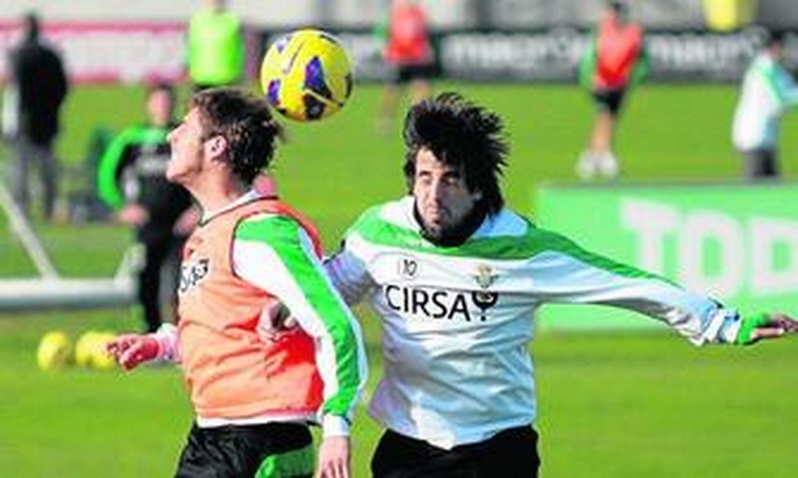 Beñat disputa un balón de cabeza con Rubén Pérez, quien cedería su sitio en el once inicial a Salva Sevilla.