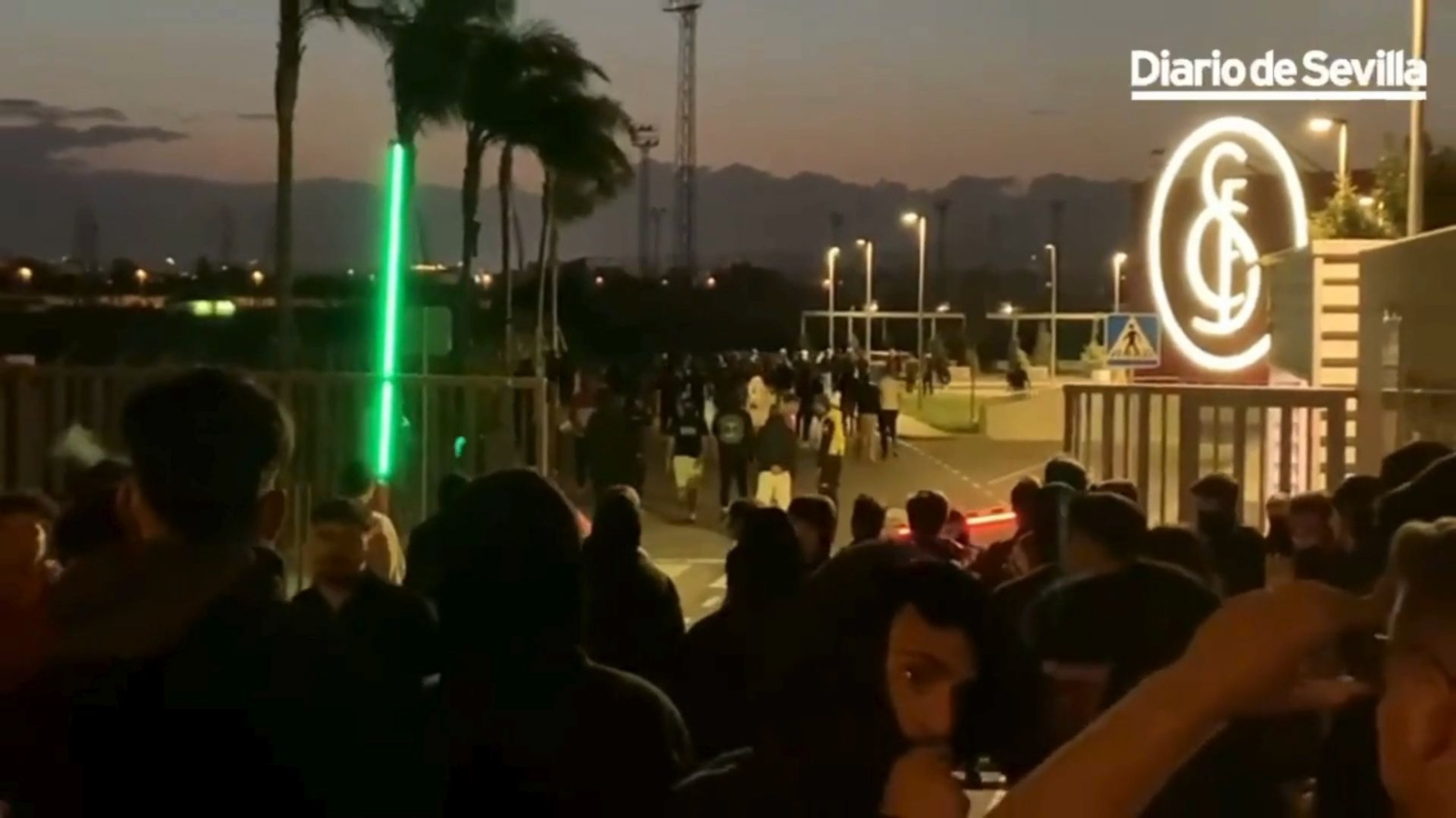 Un grupo de aficionado asalta la ciudad deportiva del Sevilla