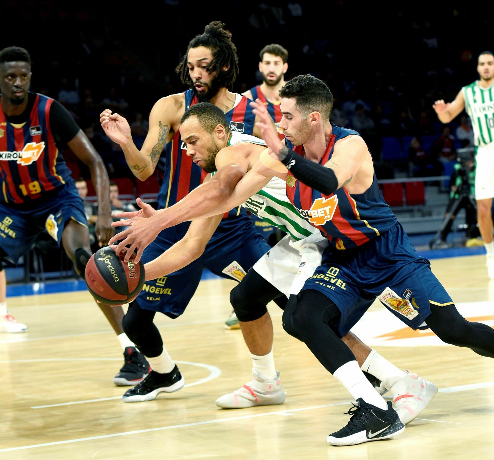 Henry y Vildoza presionan a Conger para robarle el balón.