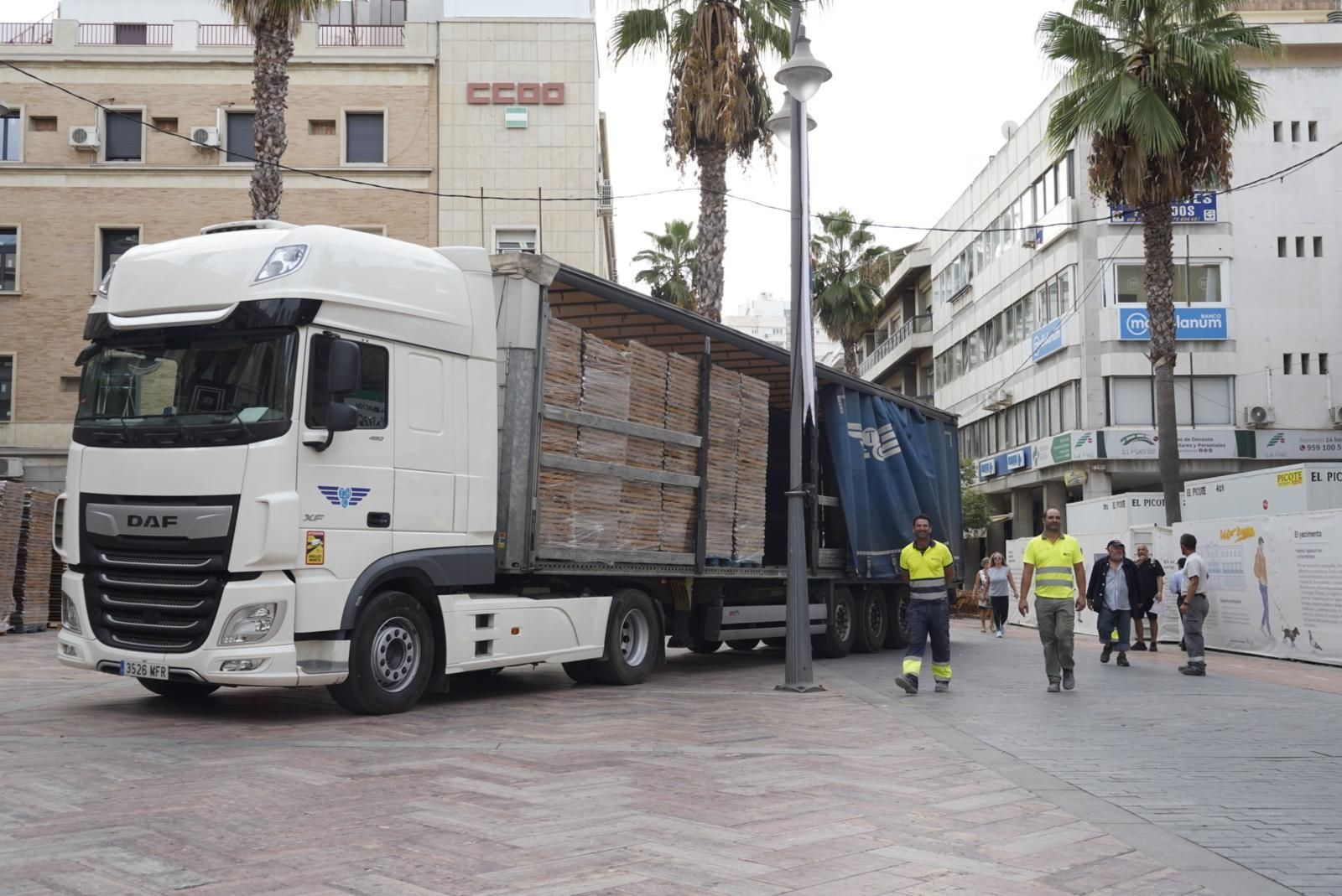 Así luce la Gran Vía de Huelva este jueves con miles de sillas colocadas para acoger la Procesión Magna Mariana 2025