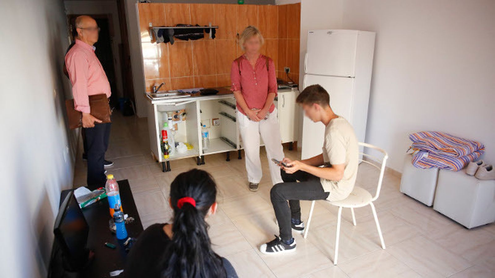 En primer término, una pareja que fue desalojada en la calle Juan de la encina.