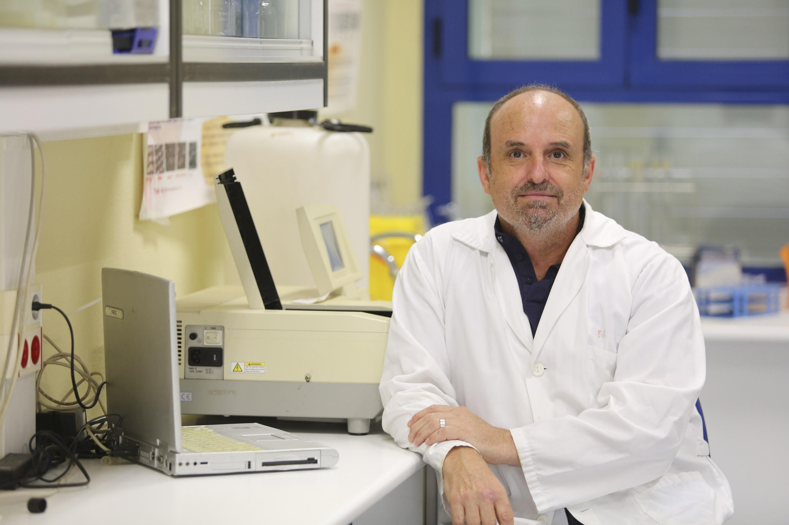 El profesor José Aguilera en el laboratorio de Fotobiología del Cimes.