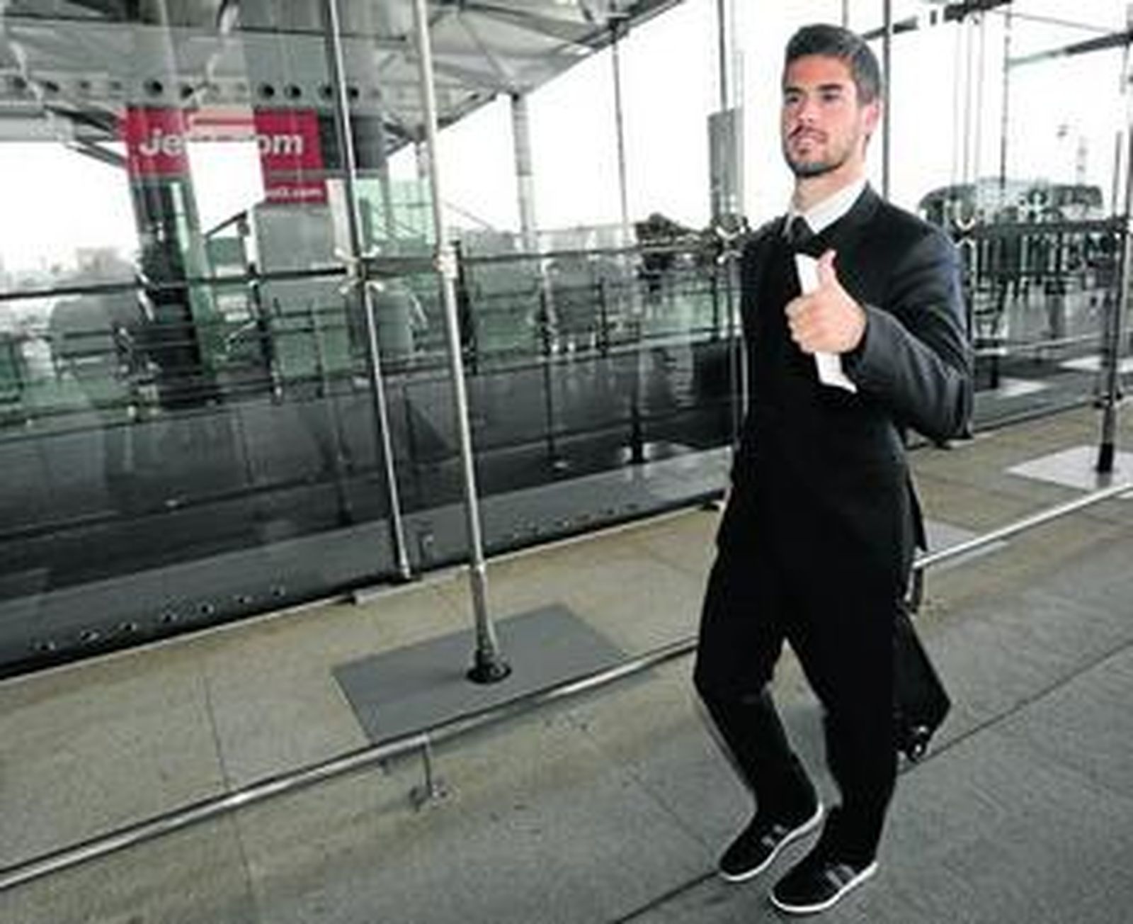 Isco saluda en la salida del equipo desde el aeropuerto de Málaga.