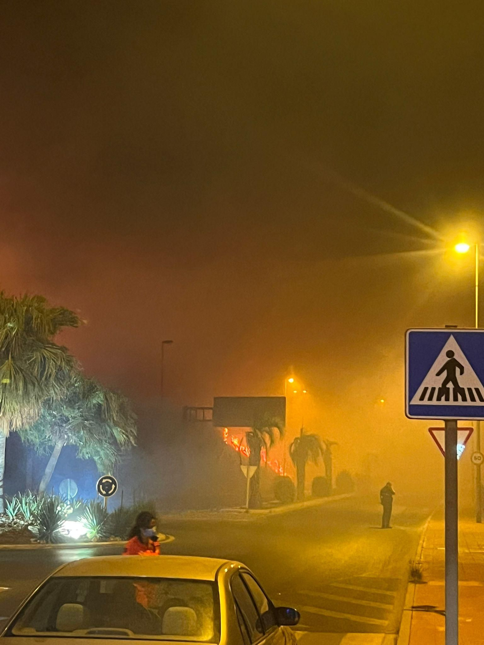 El incendio en Benalmádena que ha obligado a desalojar a un centenar de vecinos, en imágenes