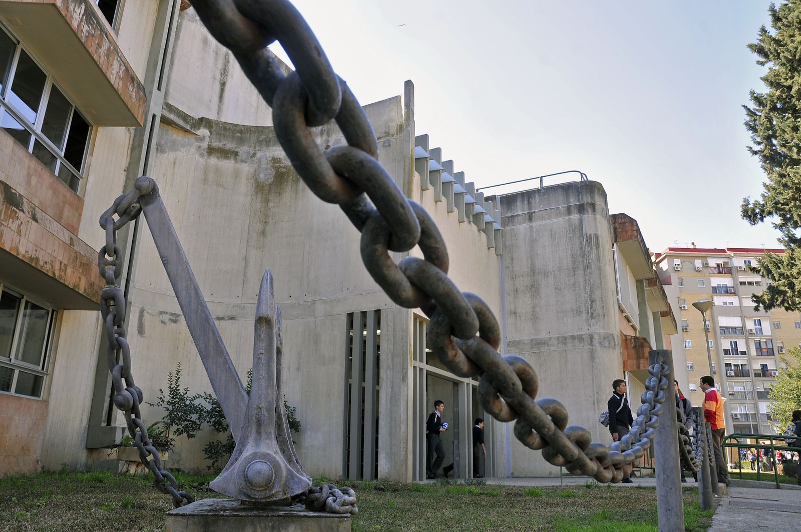 Varios alumnos salen del edificio de Sánchez de Asiaín del Colegio Altair.