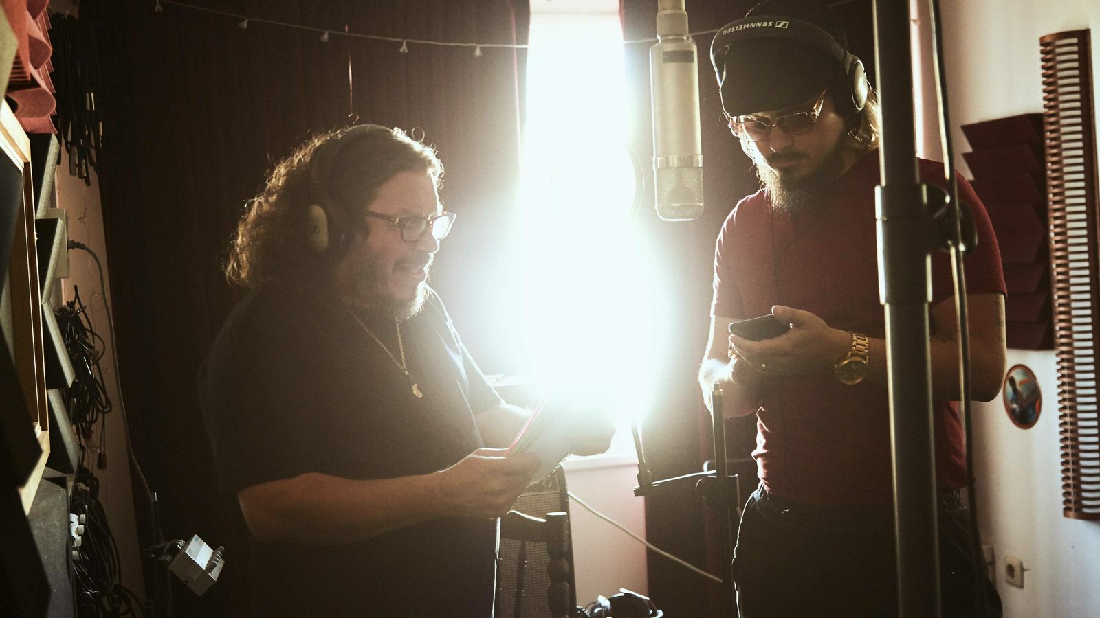 Raimundo Amador y Dellafuente en el estudio de grabación.