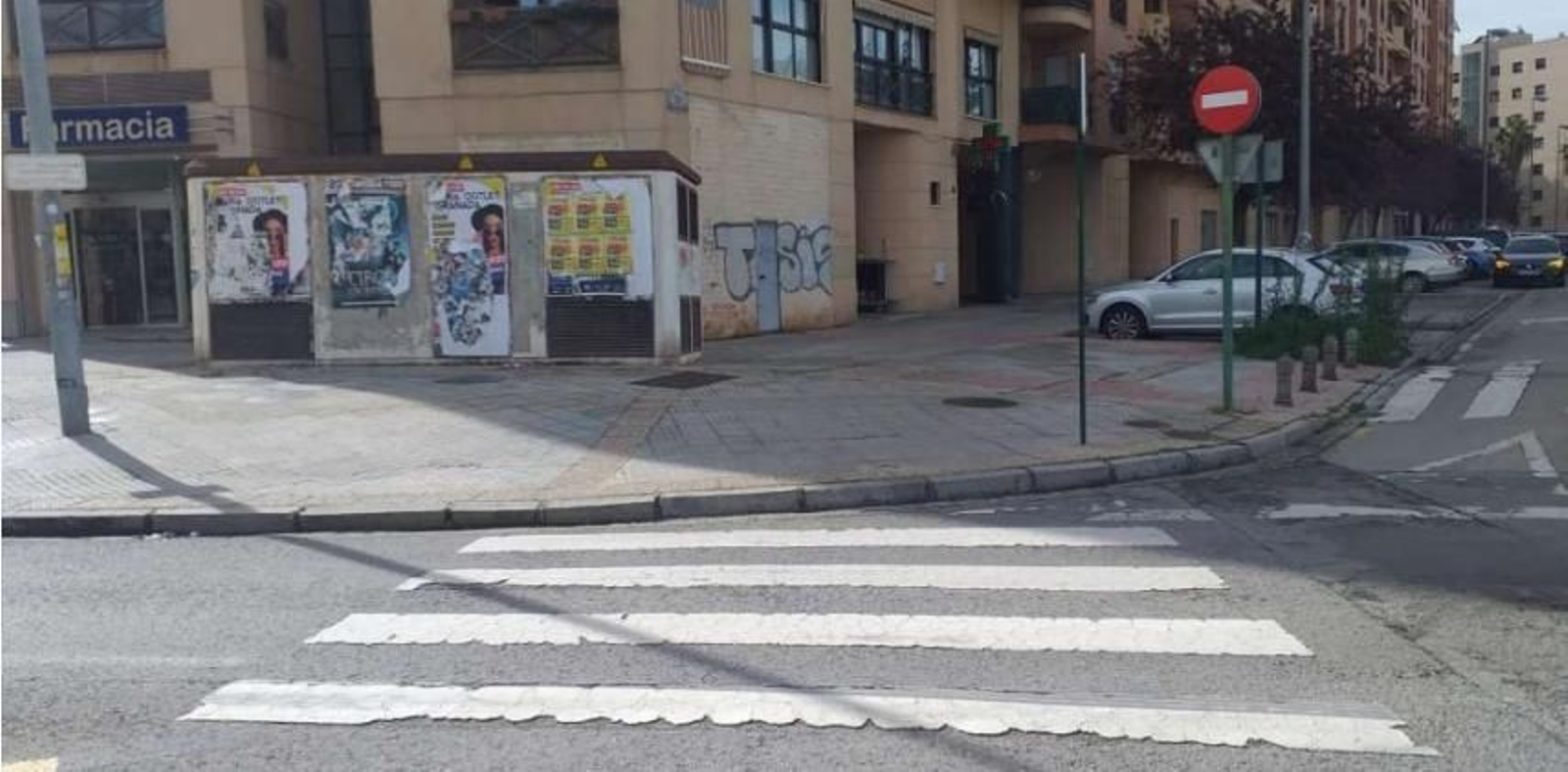 Se rebajarán bordillos como el del paso peatonal de la calle Rafael Gómez Montero.