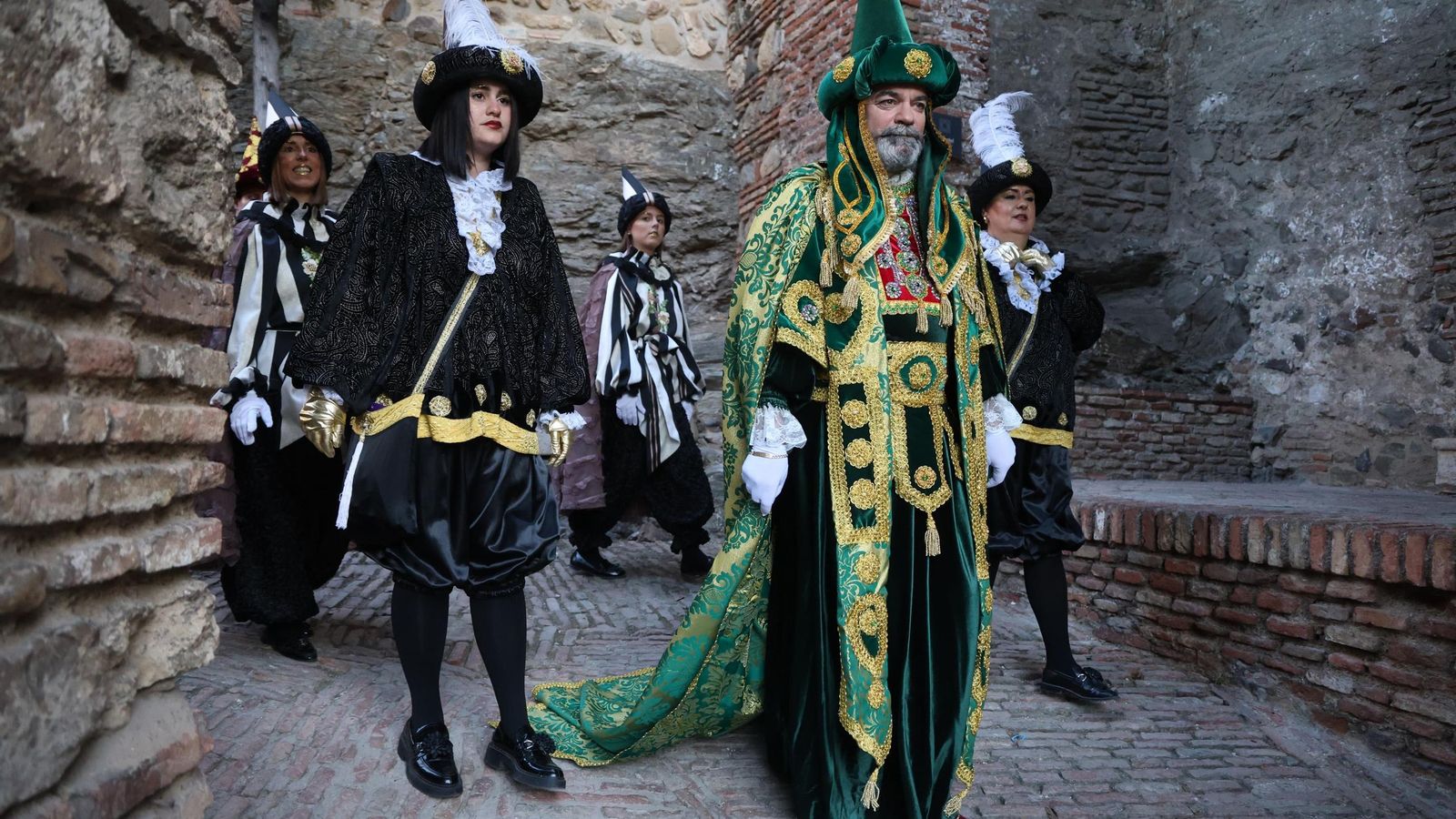 El cartero real bajando por la Alcazaba para iniciar el recorrido