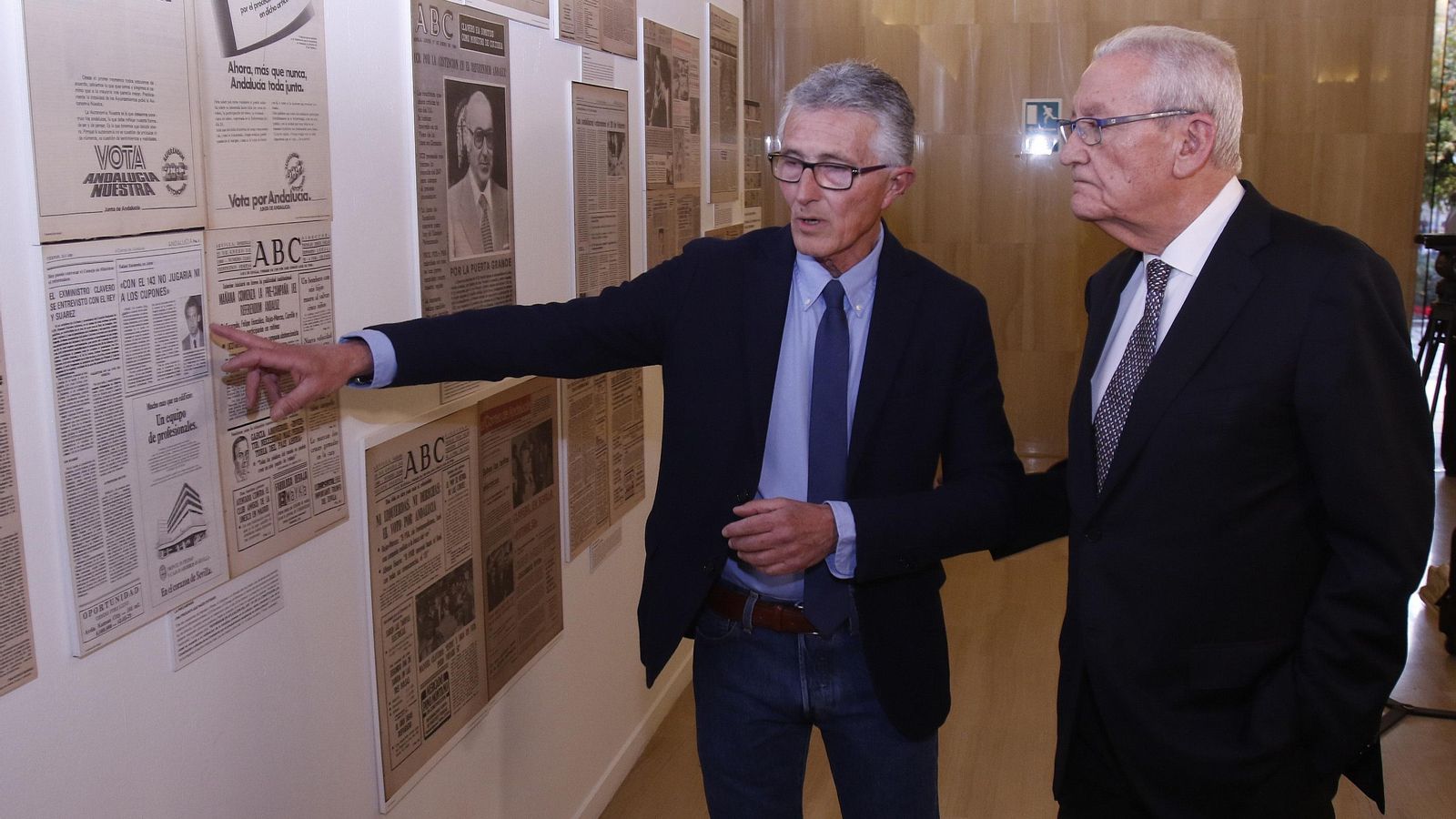 Escuredo y Rodríguez repasan la exposición, repartida en más de 50 paneles.