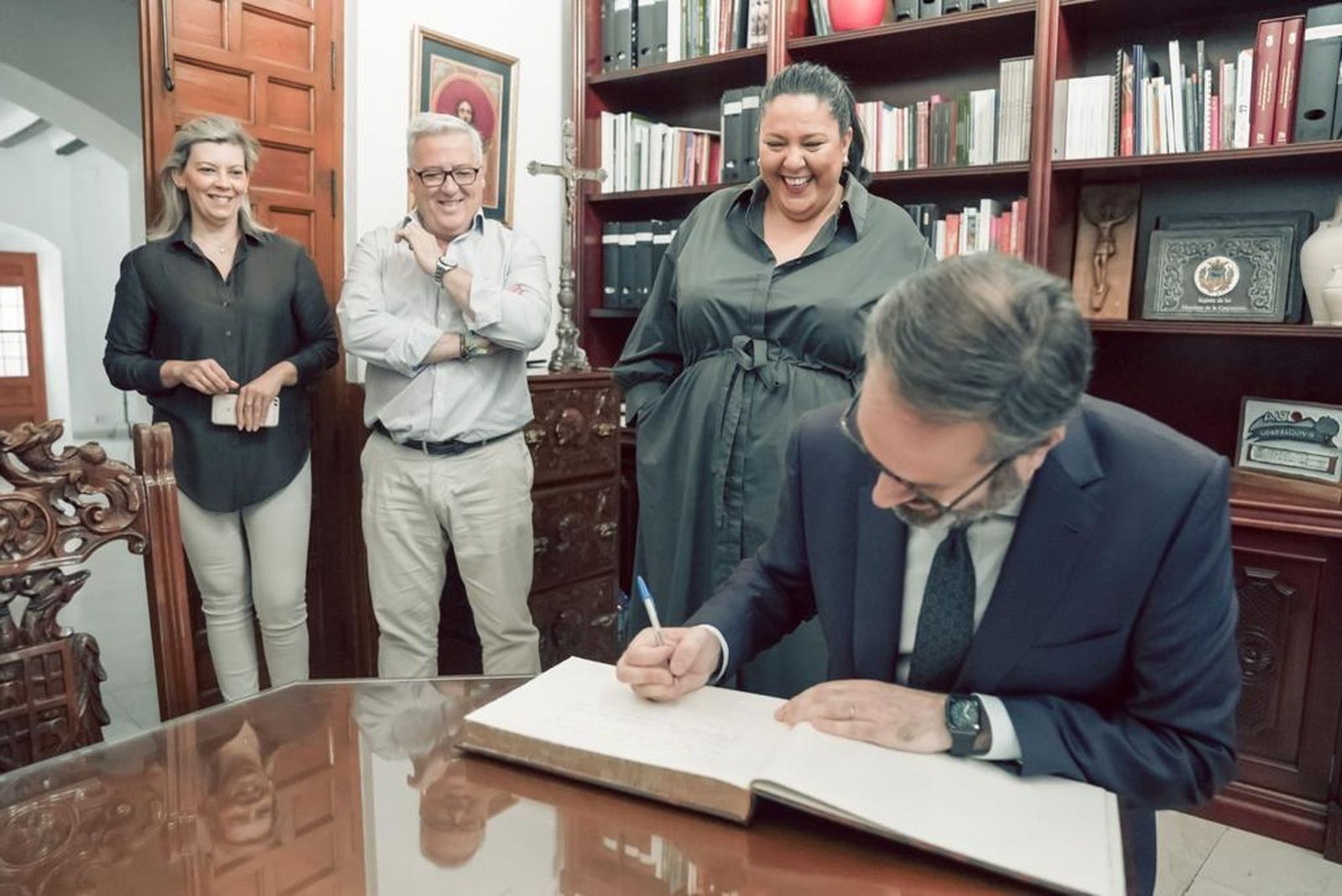 Adolfo Molina firma en el libro de honor del Ayuntamiento de Montoro.