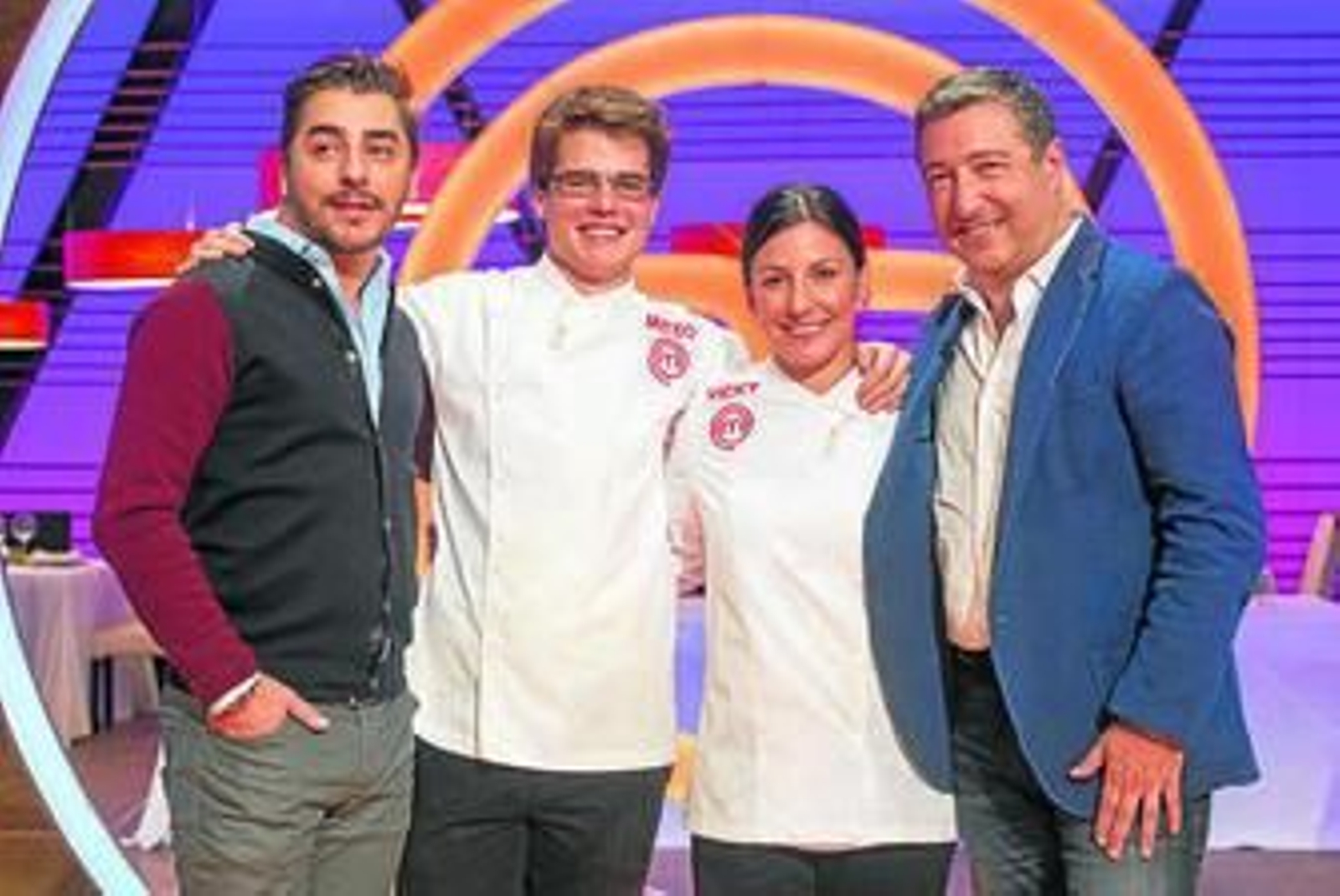 Mateo y Vicky posan con los hermanos Jordi y Joan Roca.