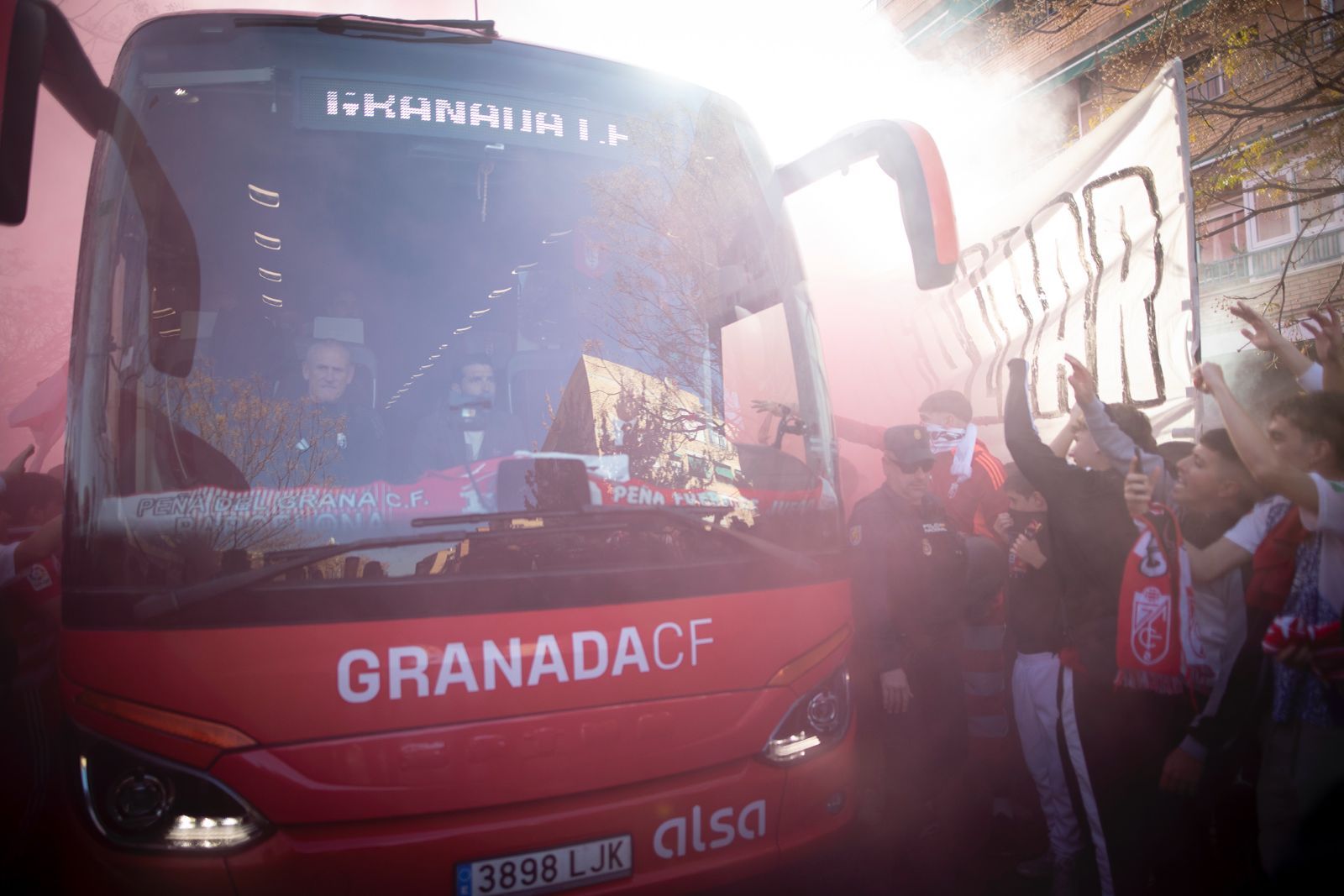 Encuéntrate en el recibimiento al Granada y en la grada de Los Cármenes