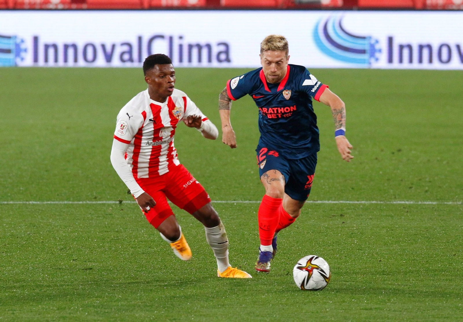 Ramazani ante el sevillista Papu Gómez en la ronda de cuartos de final del curso pasado