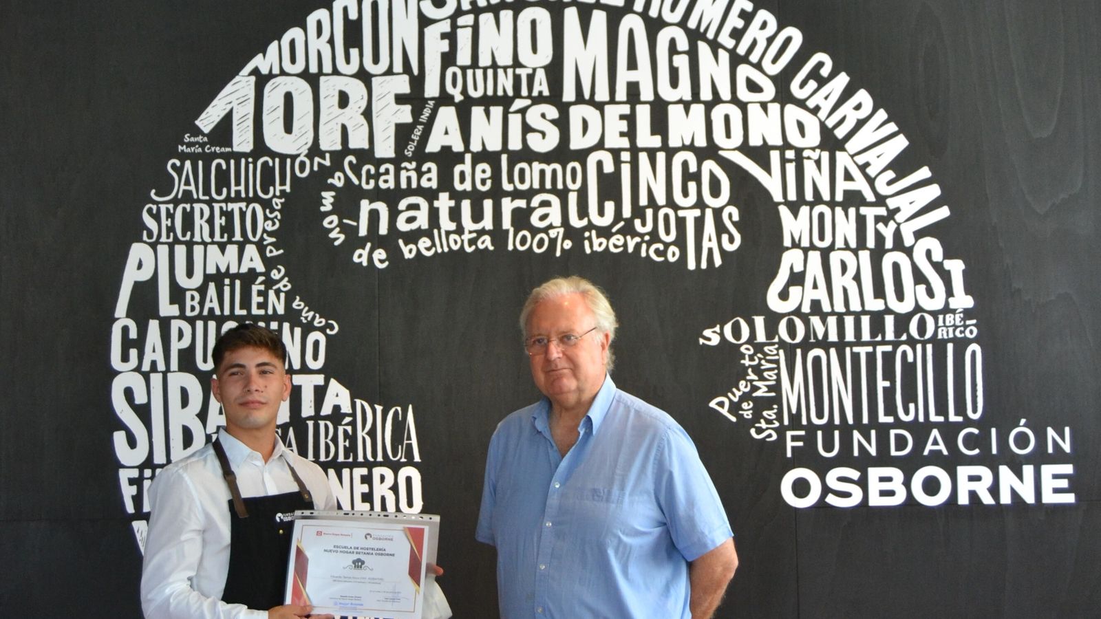 El presidente de la Fundación Osborne, Tomás Osborne,  entregó el diploma a los alumnos de la escuela.