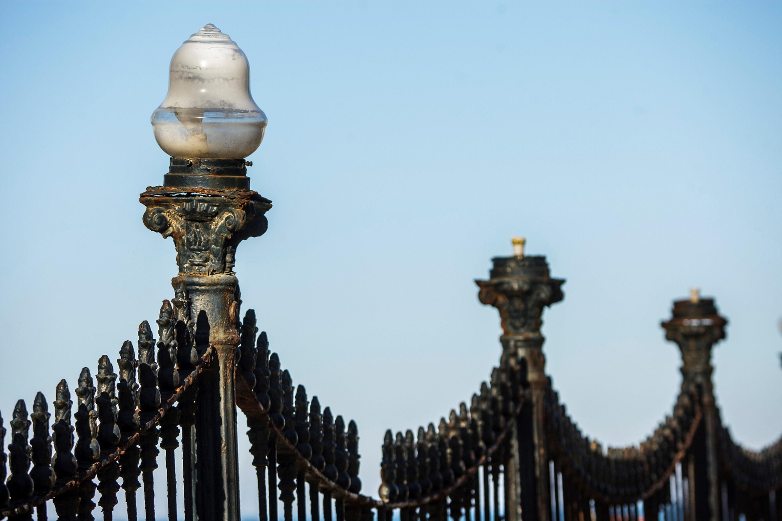 El óxido, la herrumbre y la corrosión están castigando sin piedad a la histórica verja del Parque Genovés, donde faltan casi una treintena de las tulipas de las luminarias.
