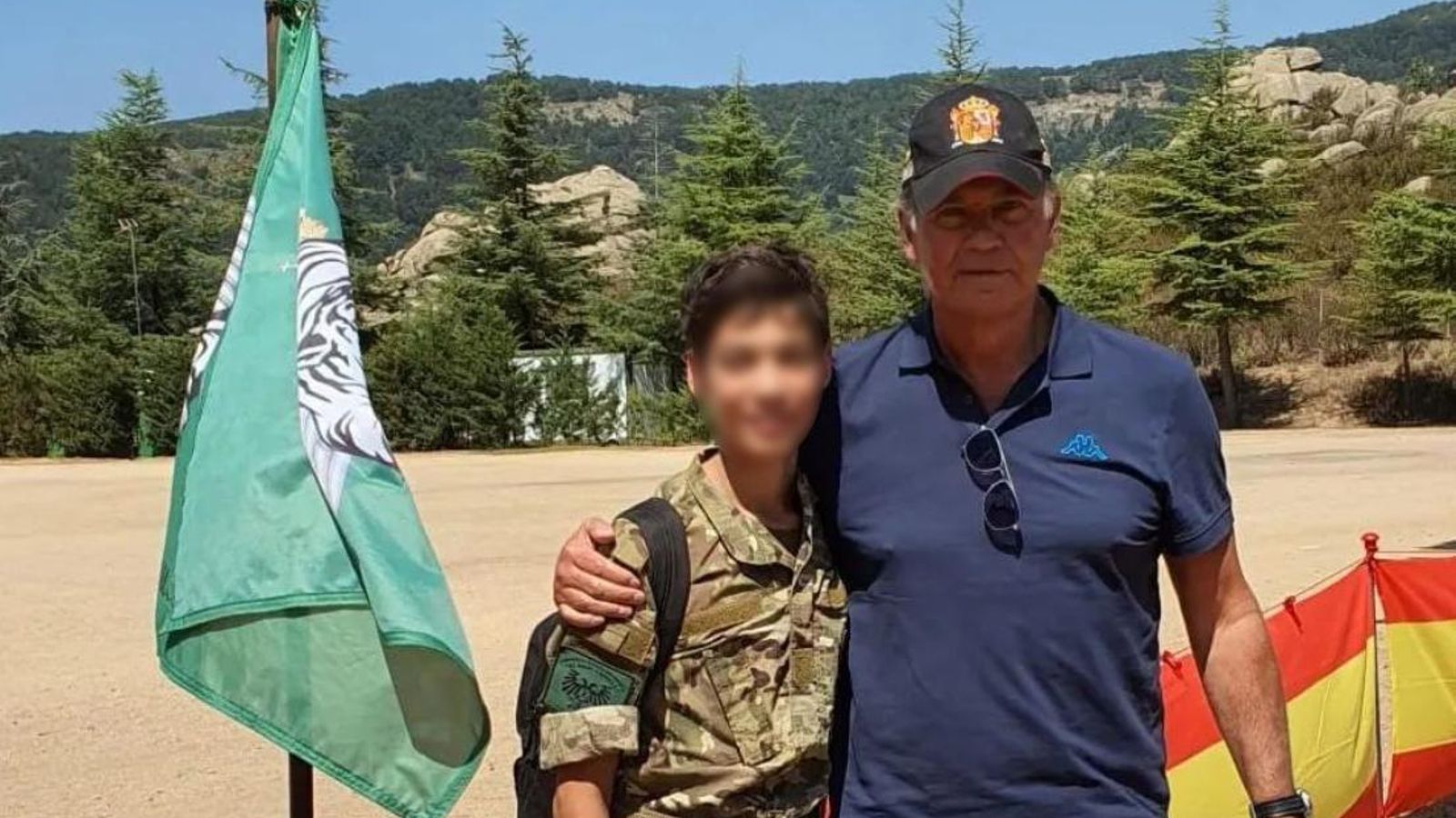 Bertín Osborne posa junto a su hijo Carlos en un campamento cívico-militar