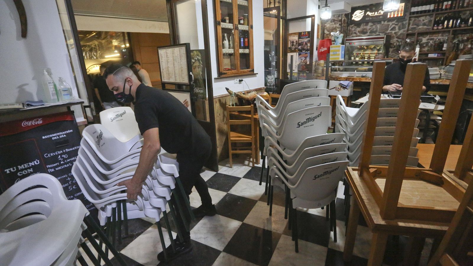 Recogida de sillas y mesas de la terraza en el restaurante Pepa y Pepe.