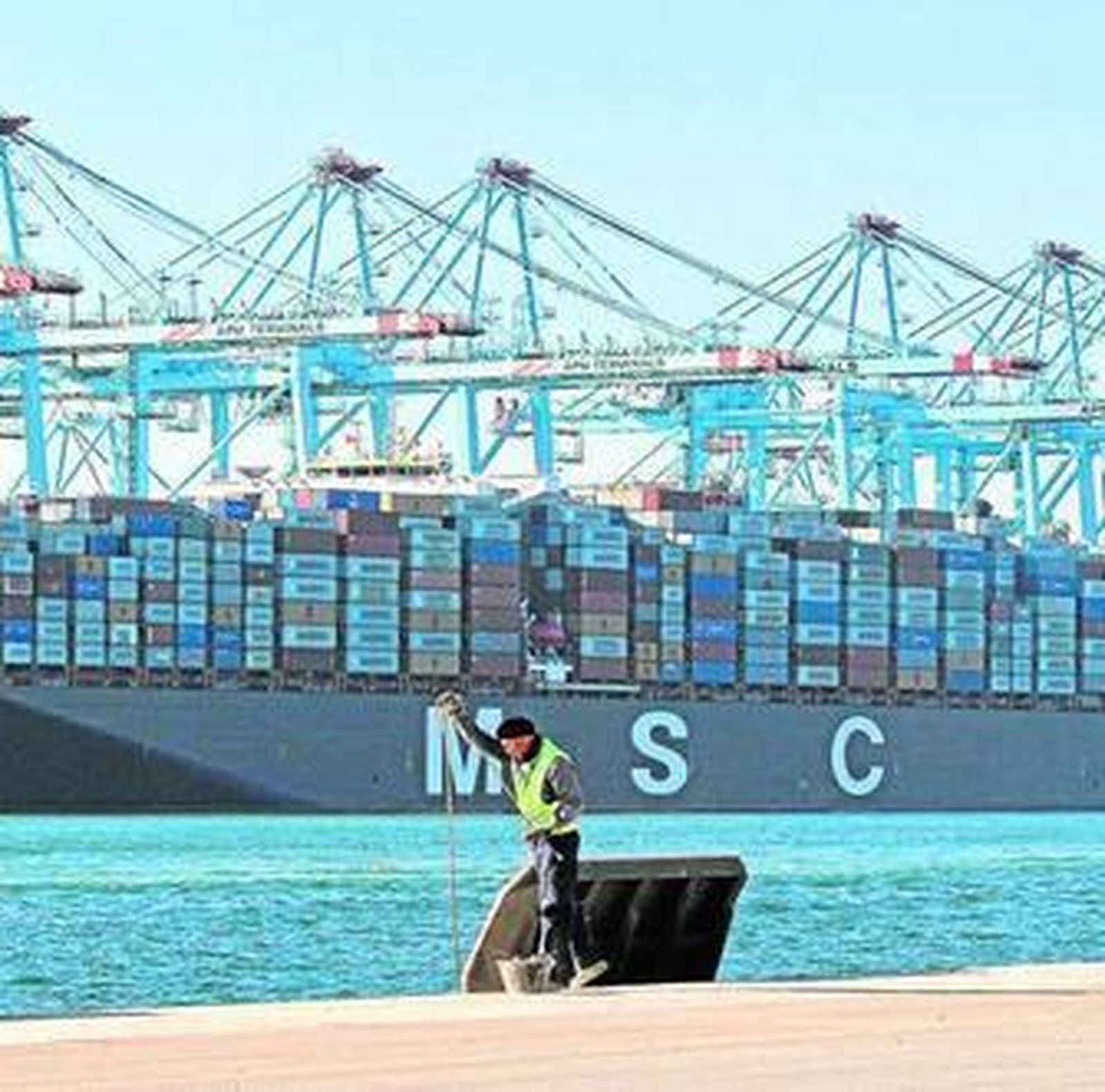 El megaportacontenedores 'MSC Oliver', atracado en APM Terminals Algeciras.