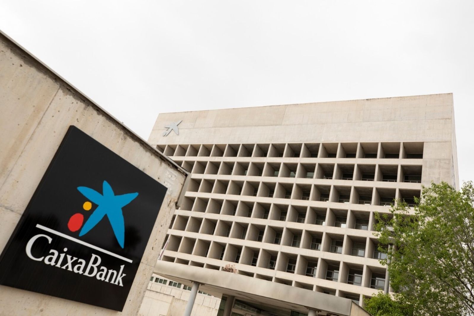Caixabank ya ha instalado su logo en el edificio del Cubo en Granada