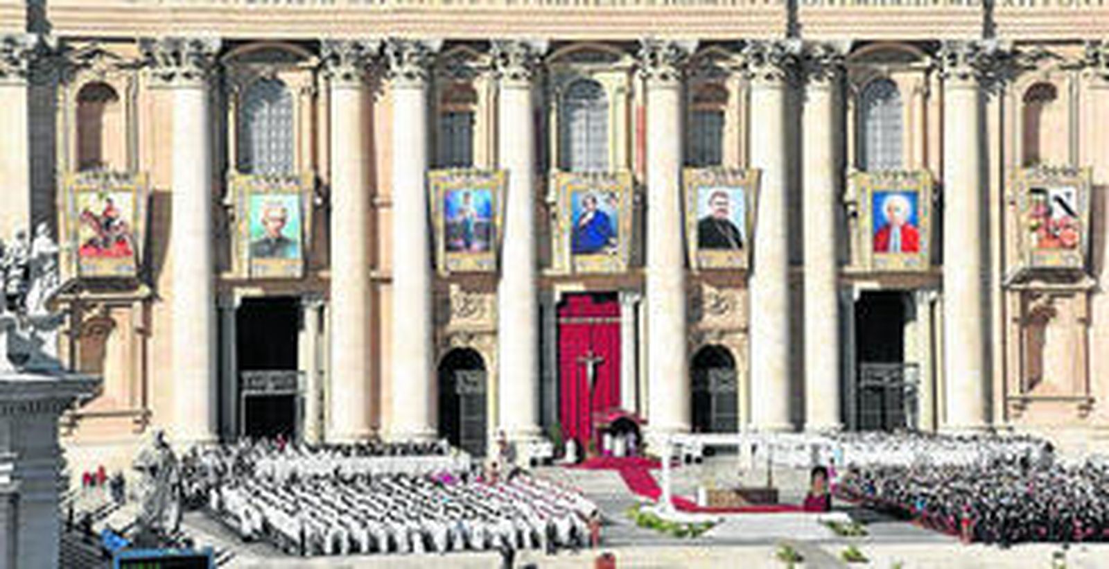 Fachada del Vaticano con los siete tapices de las imágenes de los nuevos santos.