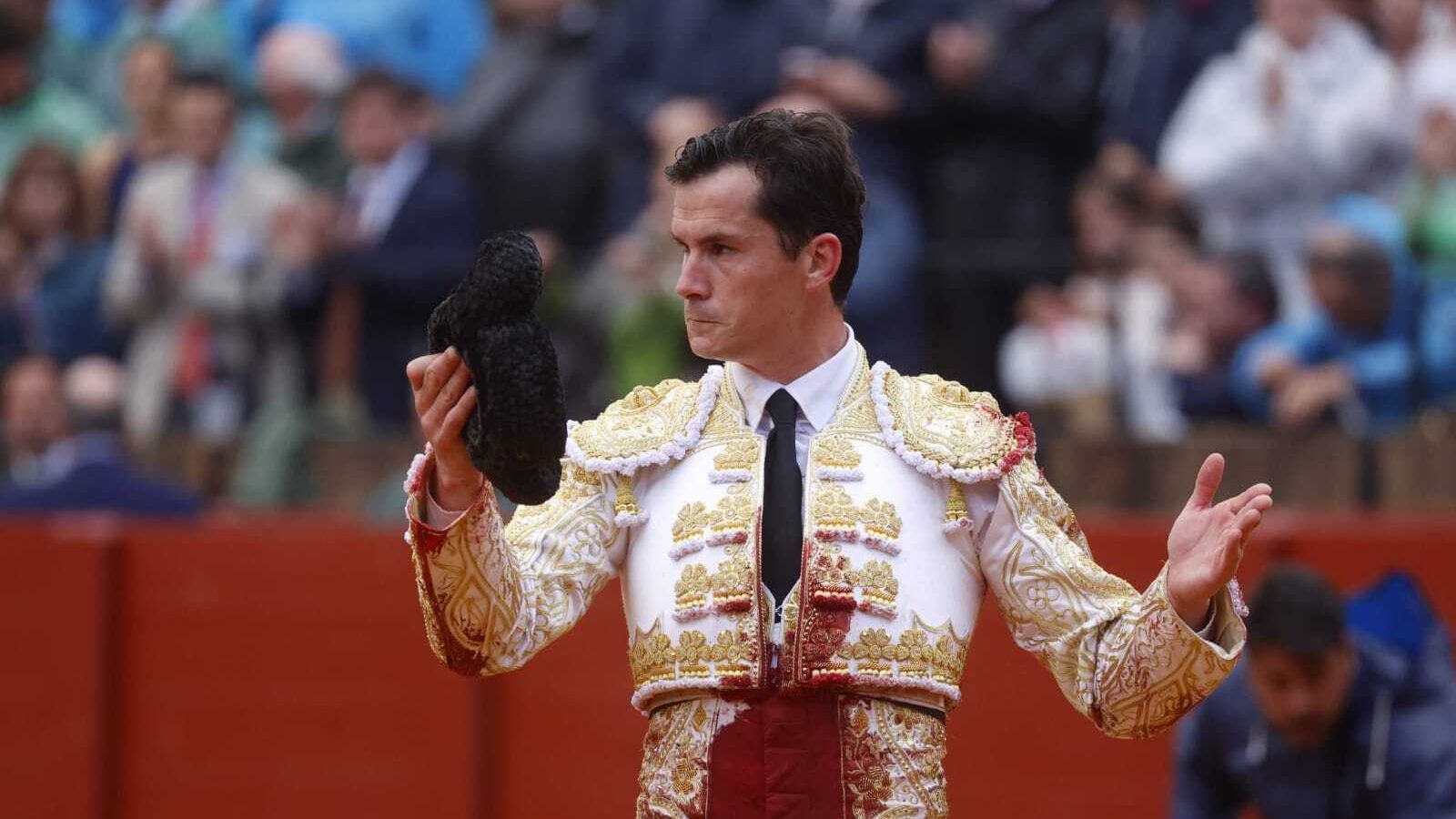 Luque saluda tras irse de vacío también en el cuarto toro.