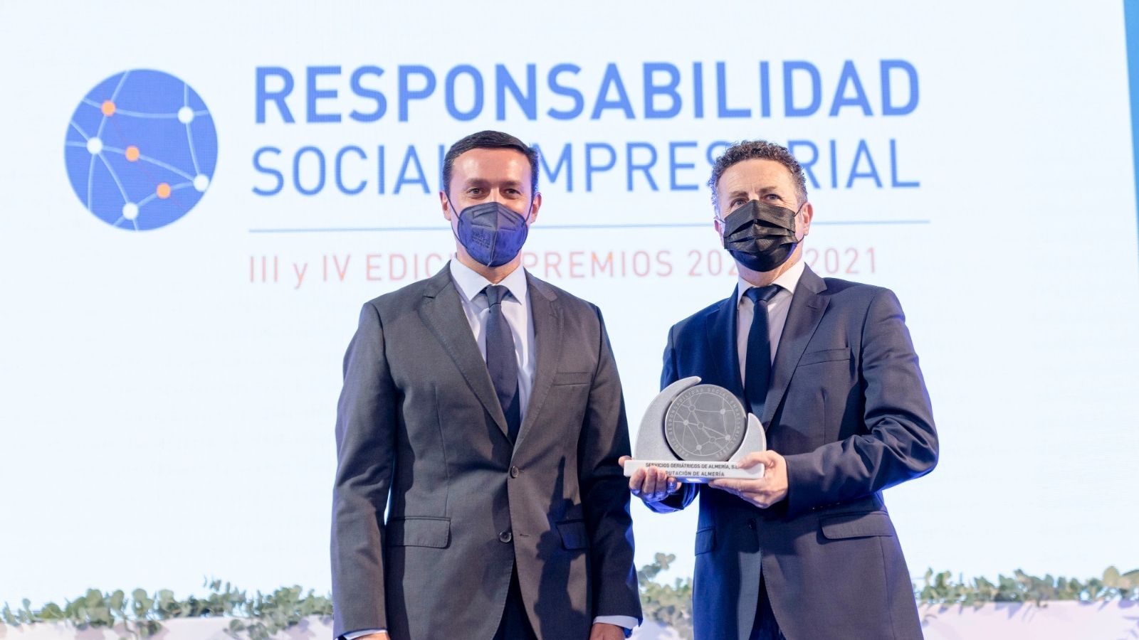 El presidente de Diputación entrega el galardón a a GERIAL (Servicios Geriátricos de Almería).