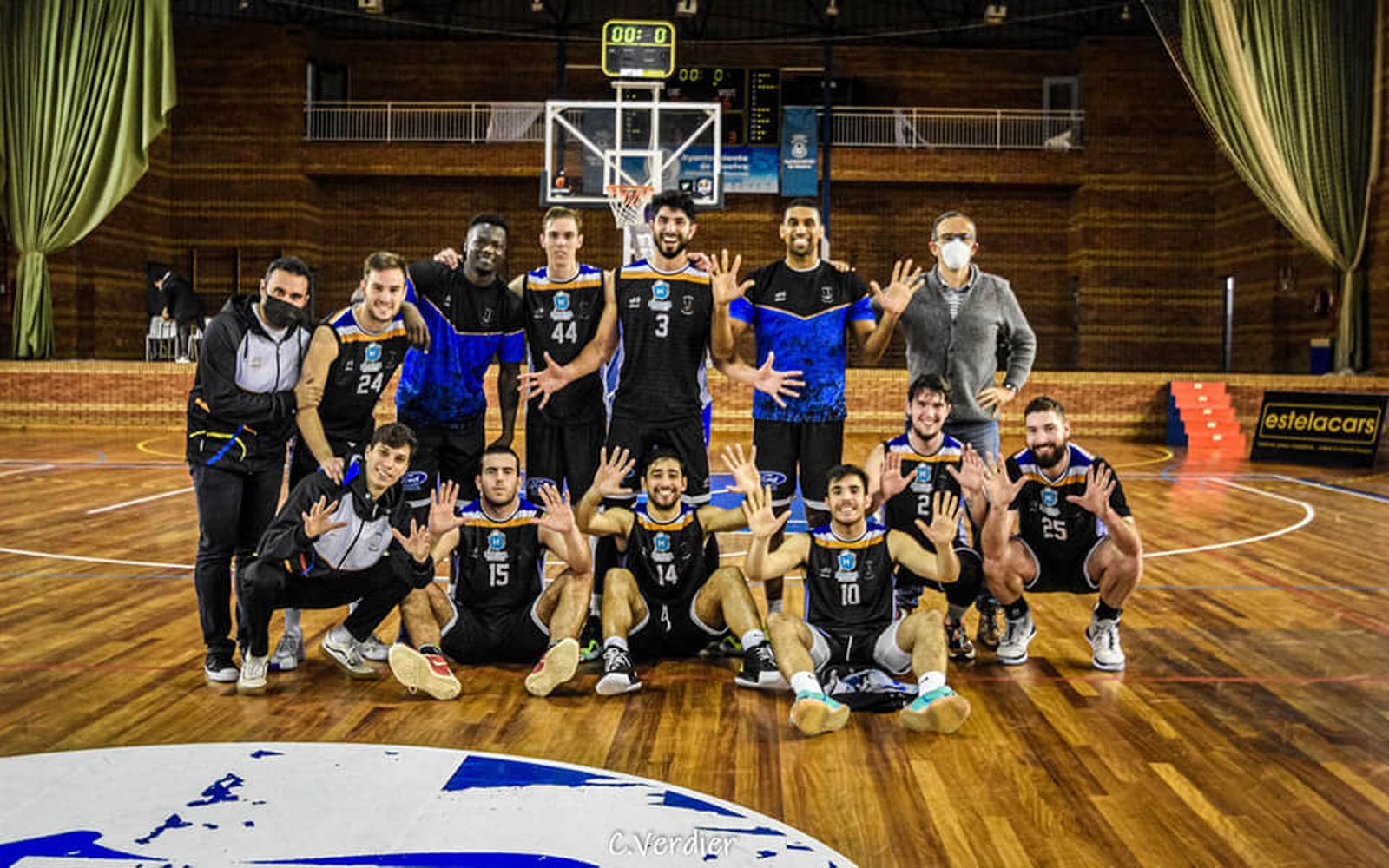 La plantilla del Huelva Comercio celebra una de sus victorias en el fortín del Estrada.