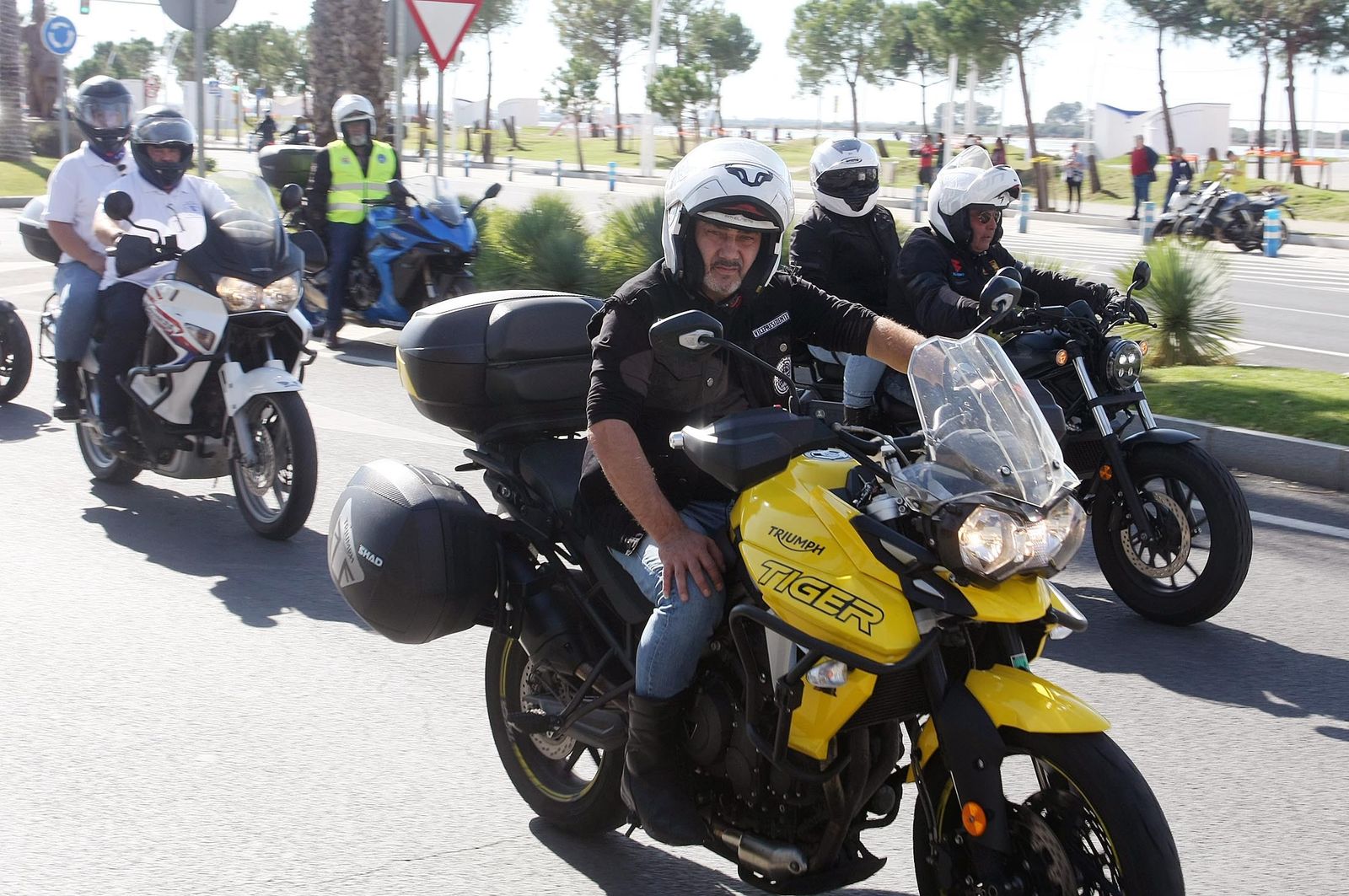 Imágenes de la concentración motera en memoria de Hugo Millán por las calles de Huelva