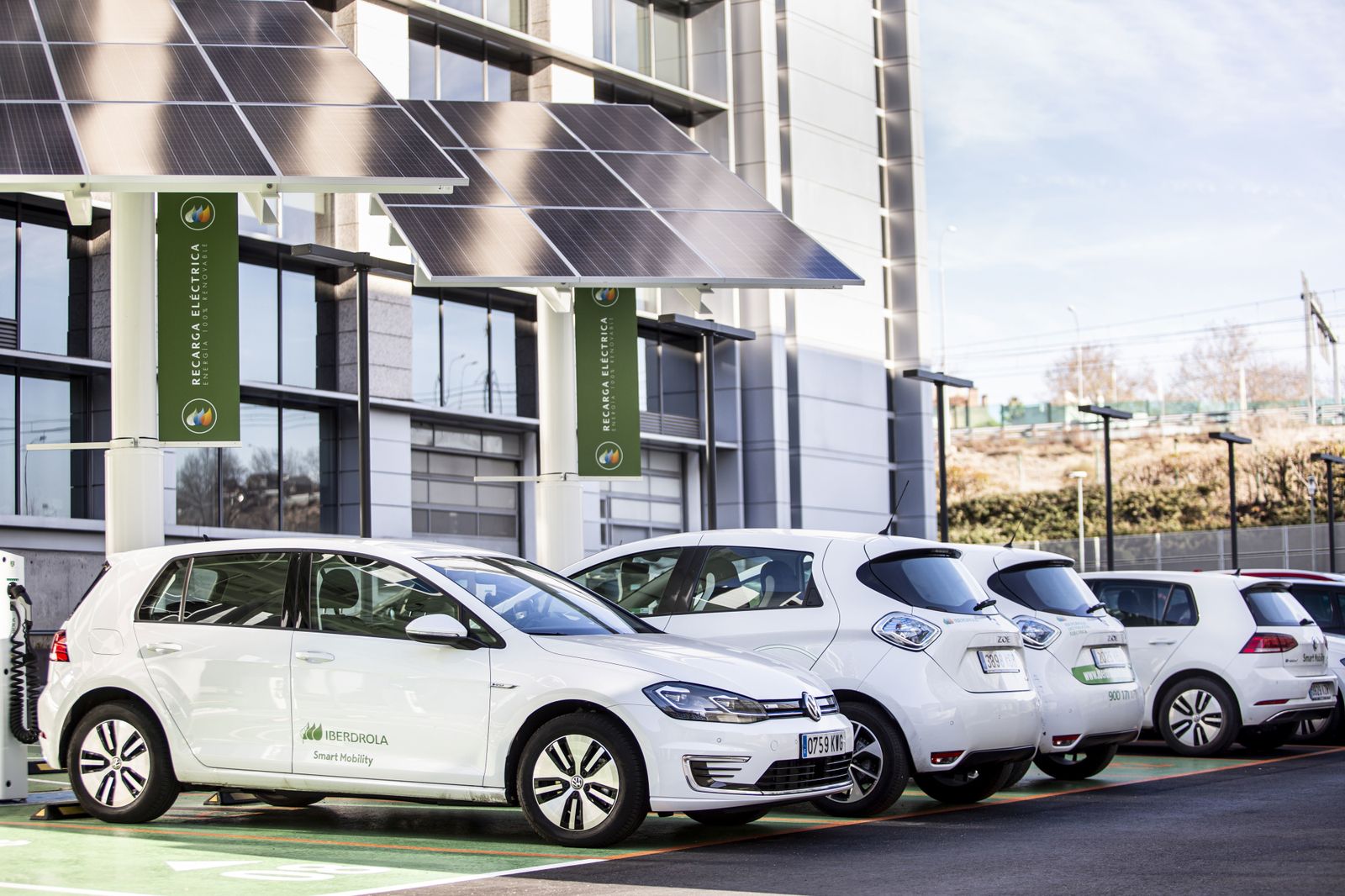 Vehículos eléctricos en la sede de Iberdrola en Madrid.
