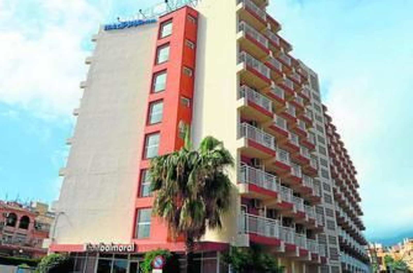 Vista del hotel Balmoral en Benalmádena, que ayer cerró sus puertas por vacaciones y sus gestores desconocen aún si abrirá o no en invierno.