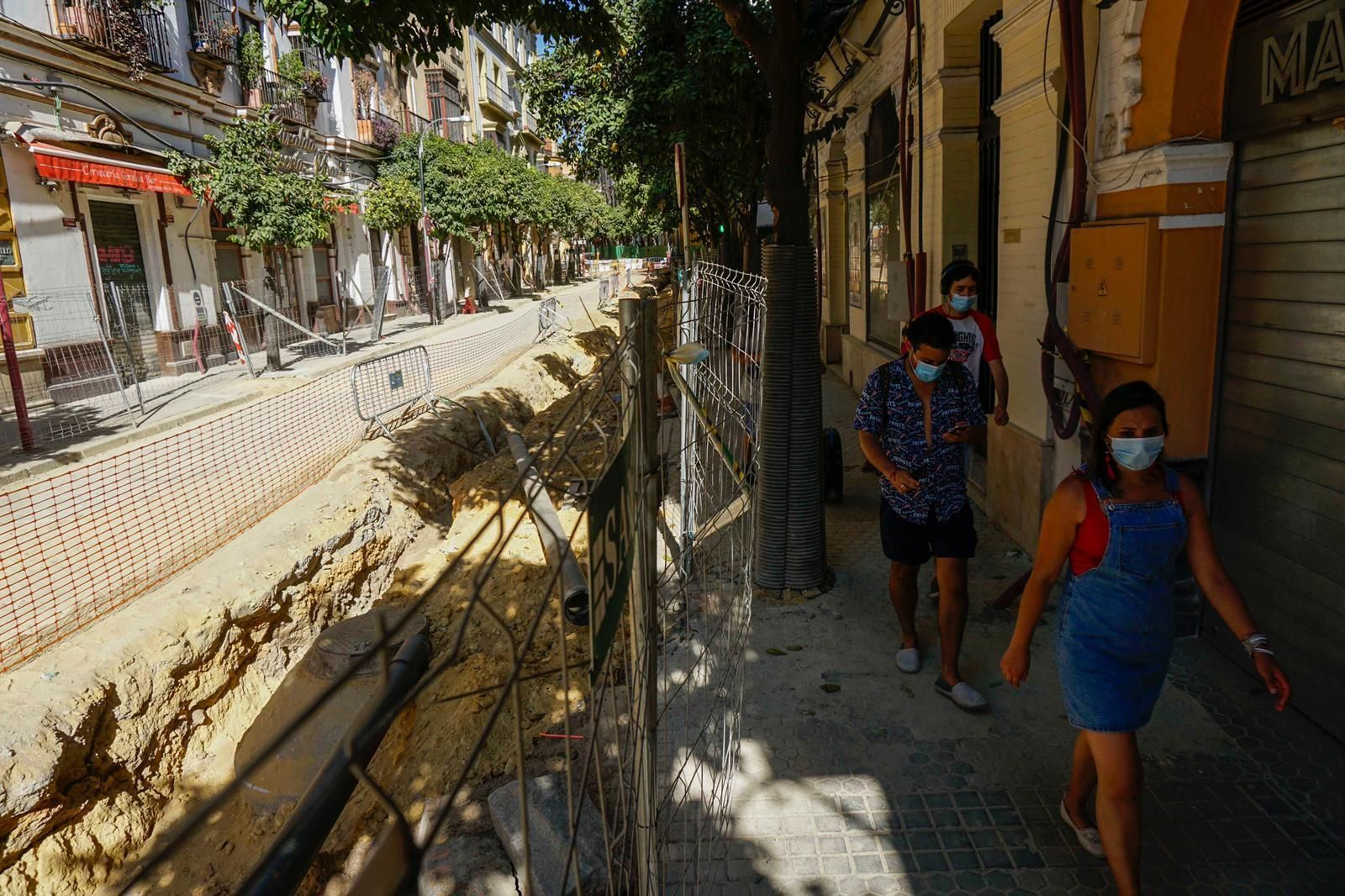 El tramo más amplio de la calle Mateos Gago levantado por obras.