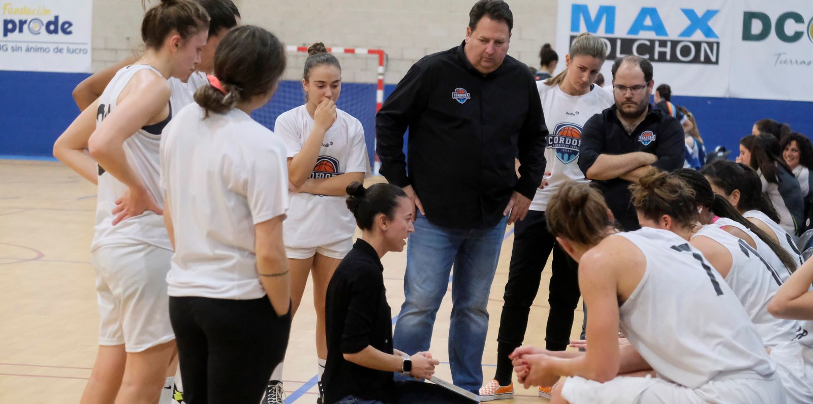 Mireia Capdevila da instrucciones a las jugadoras del Milar Córdoba en un tiempo muerto.