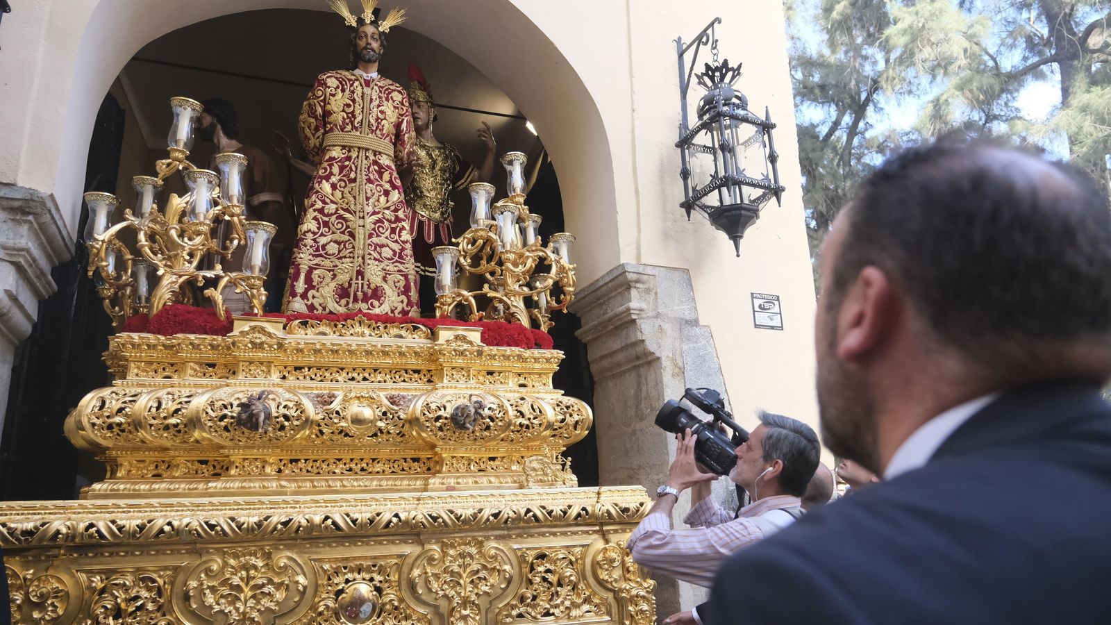 El Señor de la Sentencia, a su salida del atrio de San Nicolás.