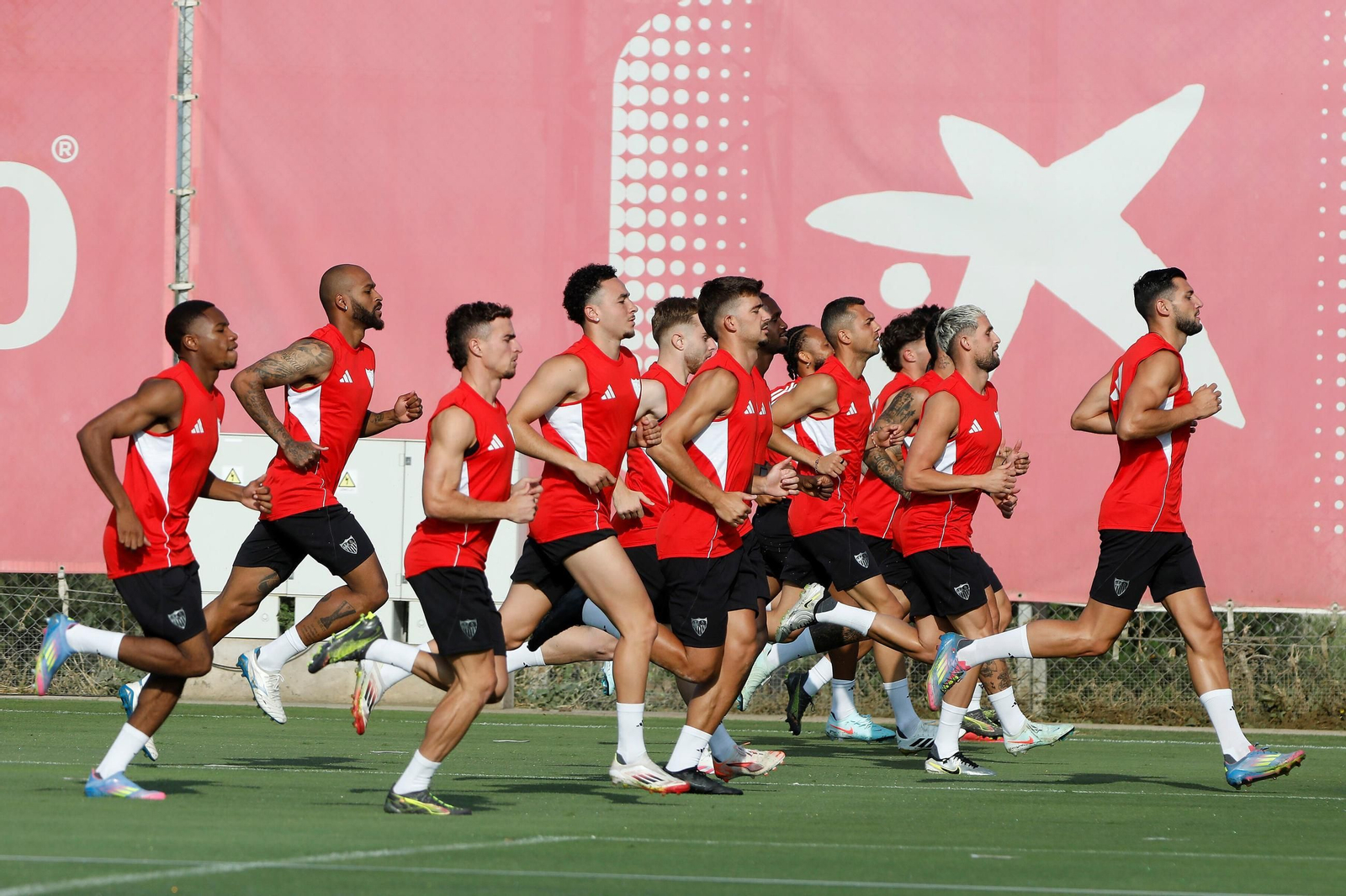 Las fotos del primer entrenamiento del Sevilla FC de la temporada 2025/2026