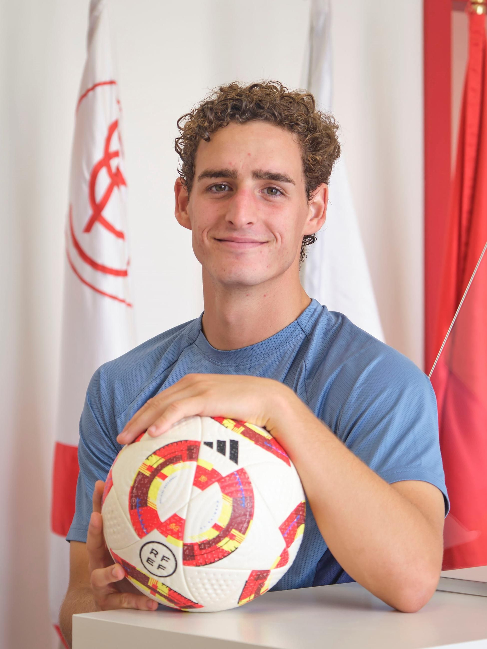 Manu Bueno posa con la camiseta del Sevilla antes de su entrevista con Diario de Sevilla.