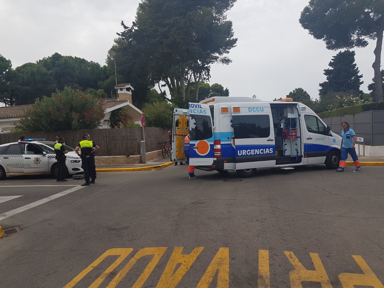 La Policía Local y el vehículo de emergencias sanitarias, este mediodía en el lugar del accidente.