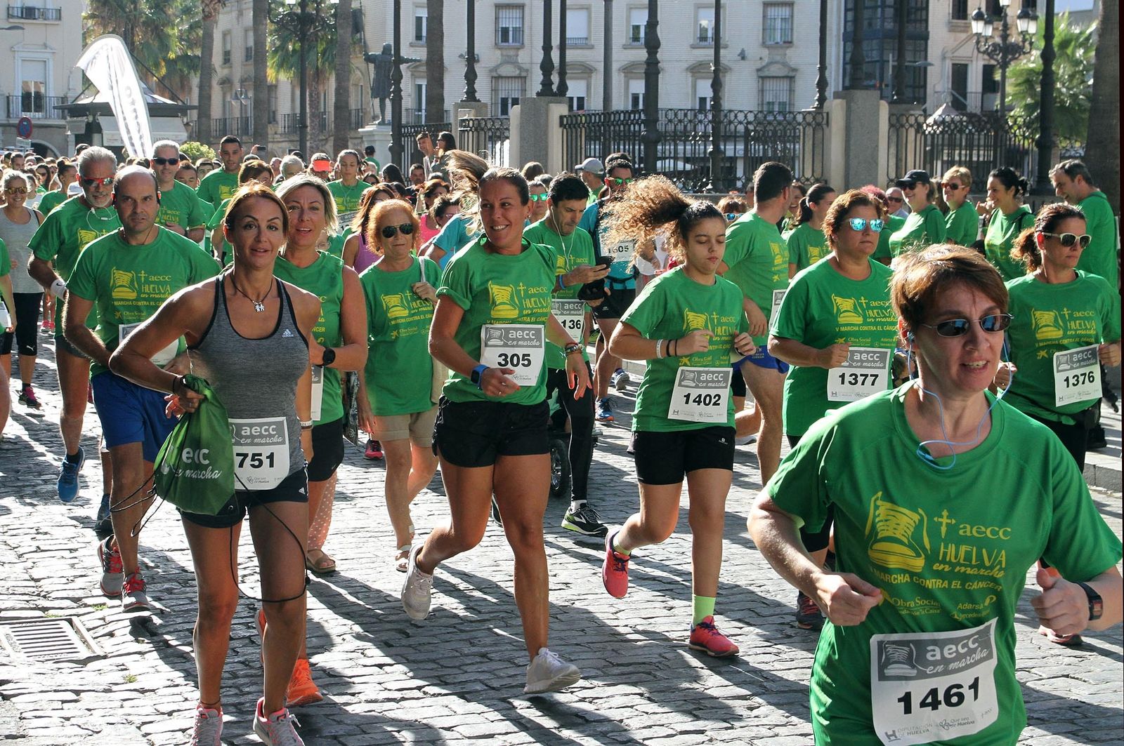 Varios corredores pasan por la Plaza de las Monjas en la carrera contra el cáncer del pasado año.