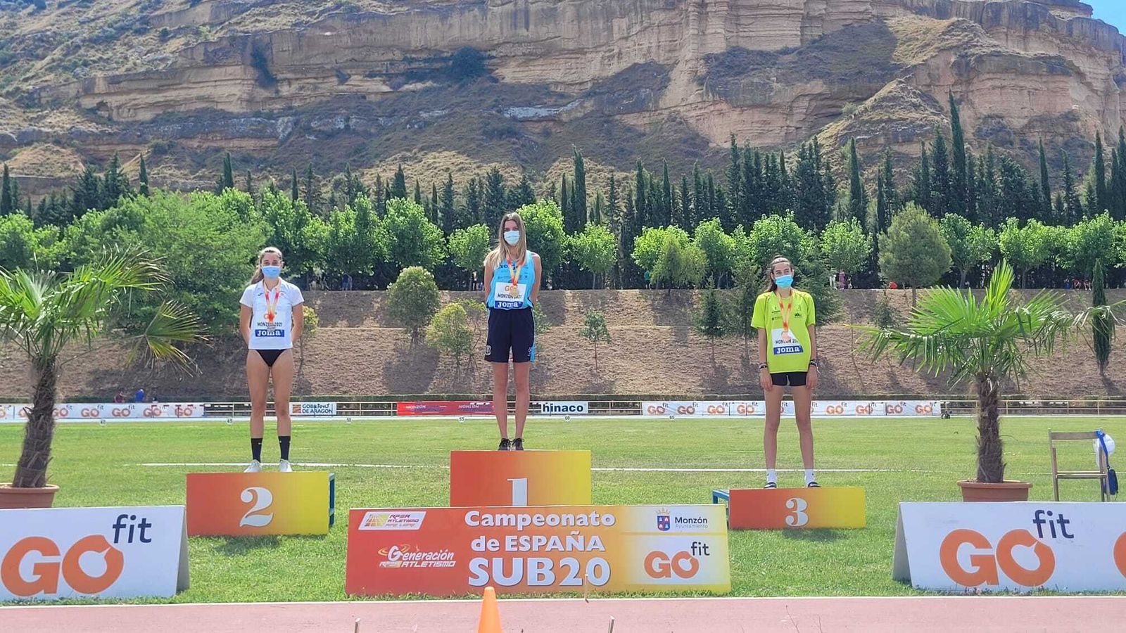 Una Stancev, en el podio de Monzón, en el centro.