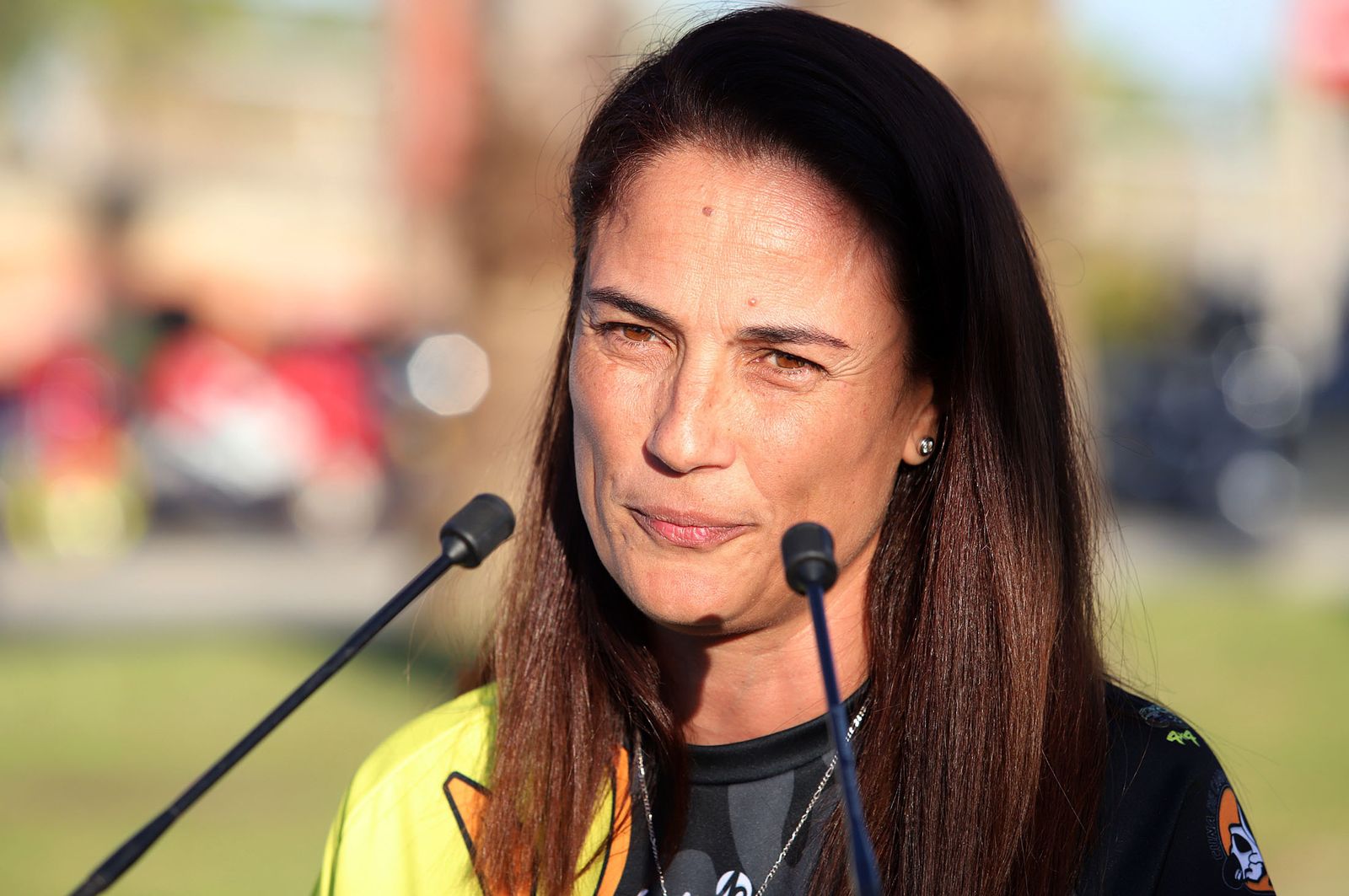 Imágenes del monumento a Súper Hugo en la rotonda frente al Nuevo Colombino