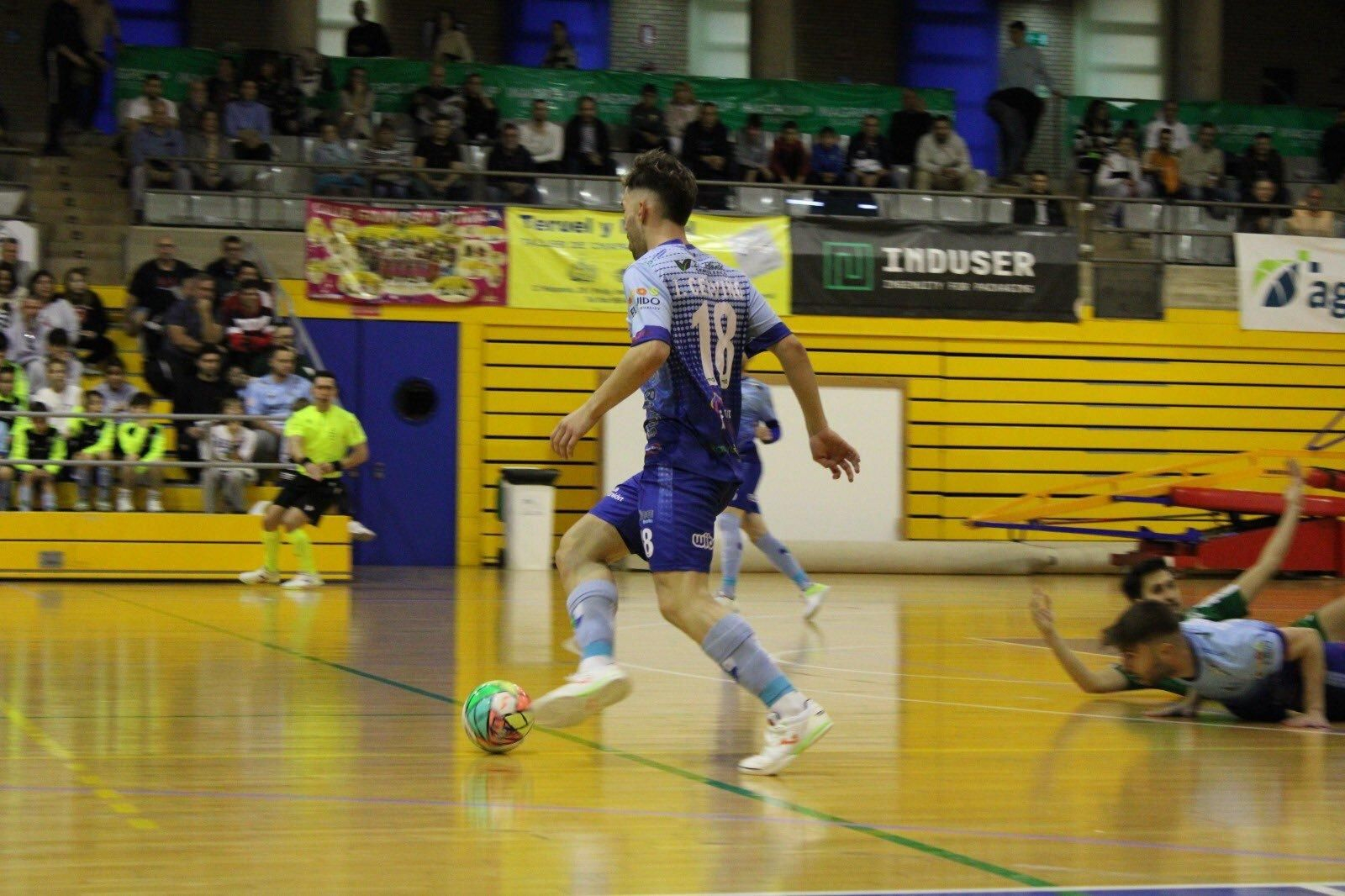 Cerviño conduce el balón durante el último encuentro disputado por los celeste en El Ejido.