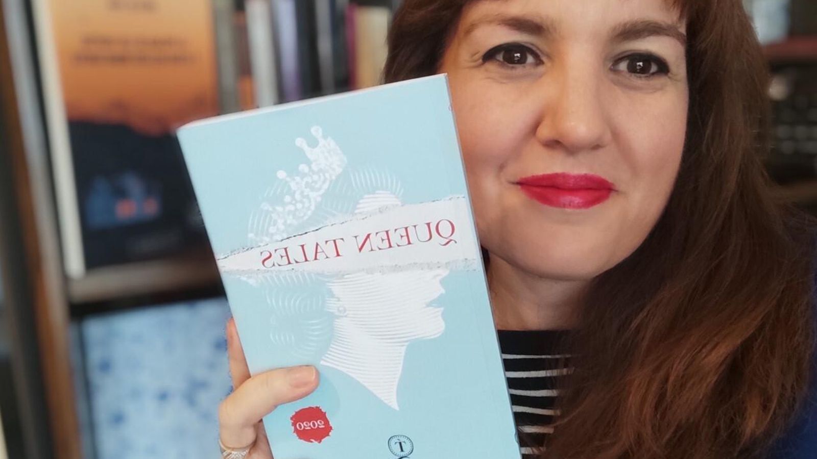 La escritora Rocío de Juan con la obra 'Queen Tales'. La escritora Rocío de Juan con la obra 'Queen Tales'.
