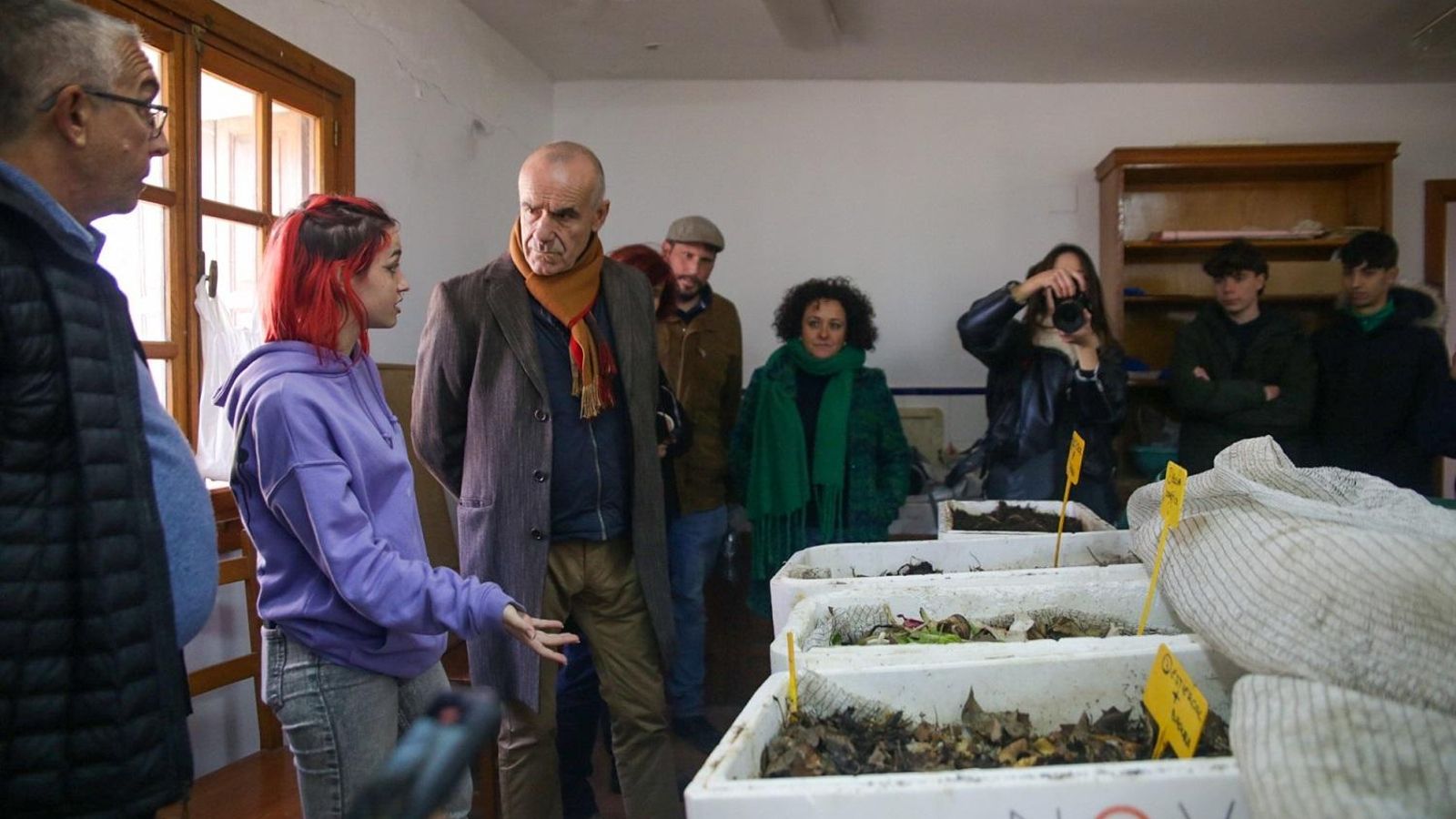 Muñoz visita la zona de compost y vermicompost de los residuos generados en la huerta y en el parque.