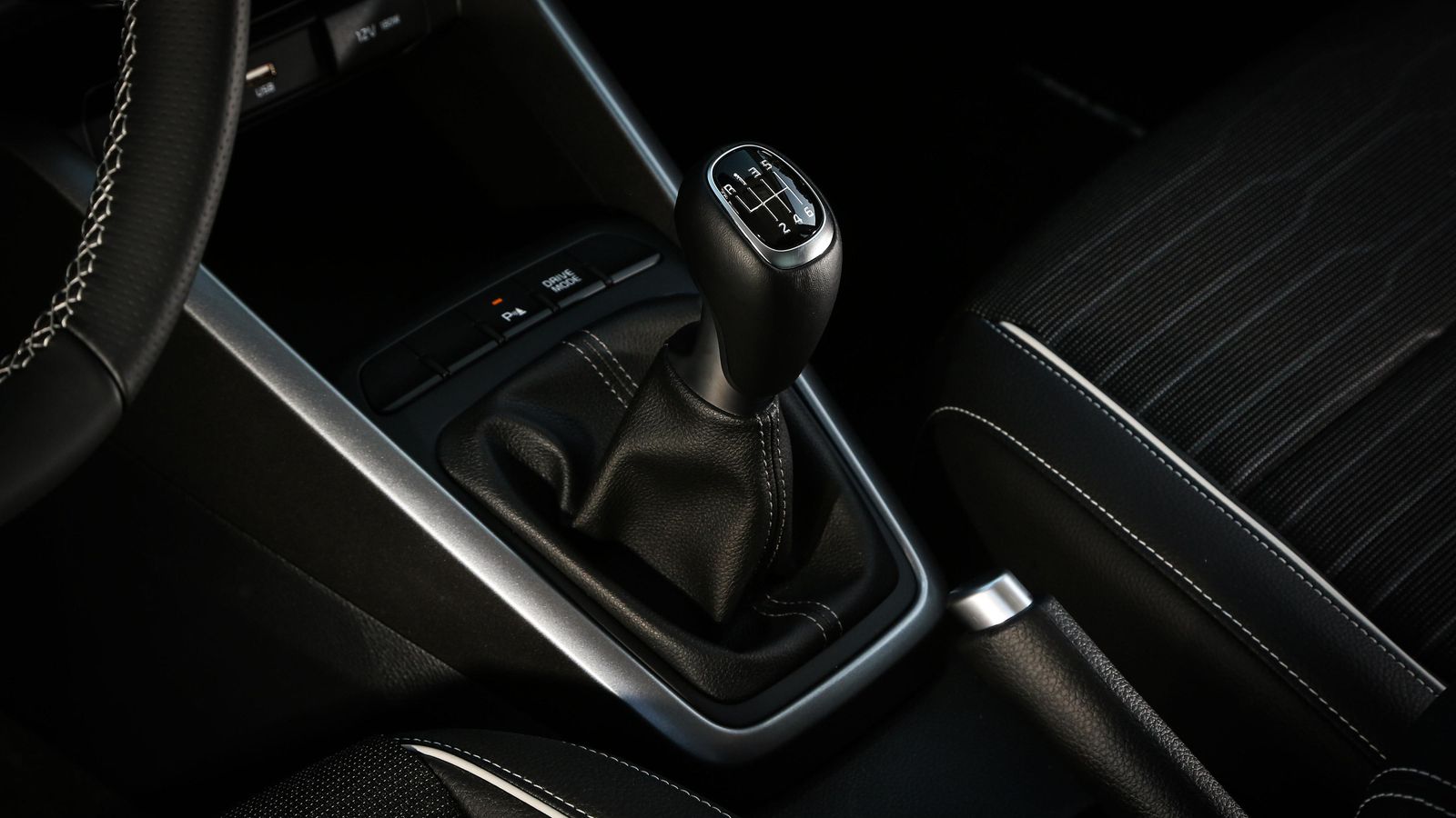 La caja manual de seis velocidades tiene un embrague que puede abrirse cuando no se está acelerando, de manera que el motor se puede apagar de manera análoga a cuando actúa el Idle Stop & Go.